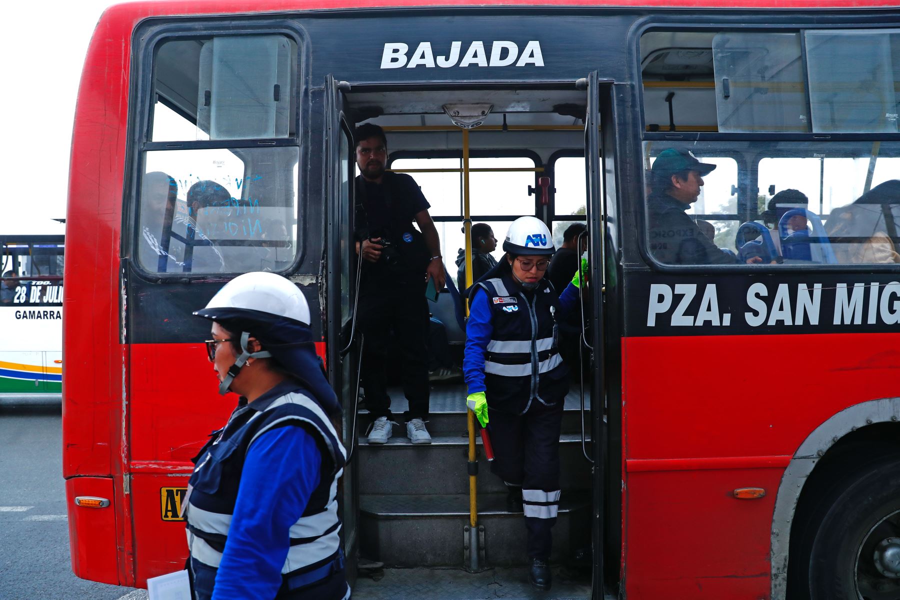 La Autoridad de Transporte Urbano para Lima y Callao ATU realizó un operativo de fiscalización para verificar el cobro del medio pasajes a estudiantes universitarios en el transporte público en el cruce de las avenidas Bolívar y Universitaria el lunes 27 de abril de 2026. Foto: ANDINA/Daniel Bracamonte