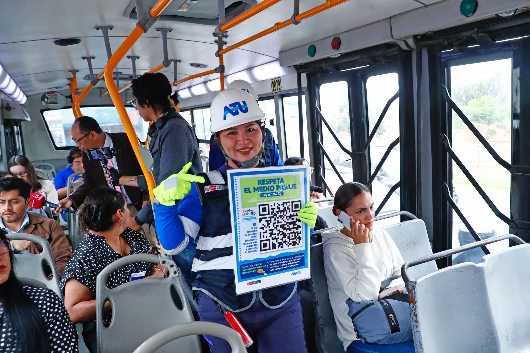 La Autoridad de Transporte Urbano para Lima y Callao ATU realizó un operativo de fiscalización para verificar el cobro del medio pasajes a estudiantes universitarios en el transporte público en el cruce de las avenidas Bolívar y Universitaria el lunes 27 de abril de 2026. Foto: ANDINA/Daniel Bracamonte