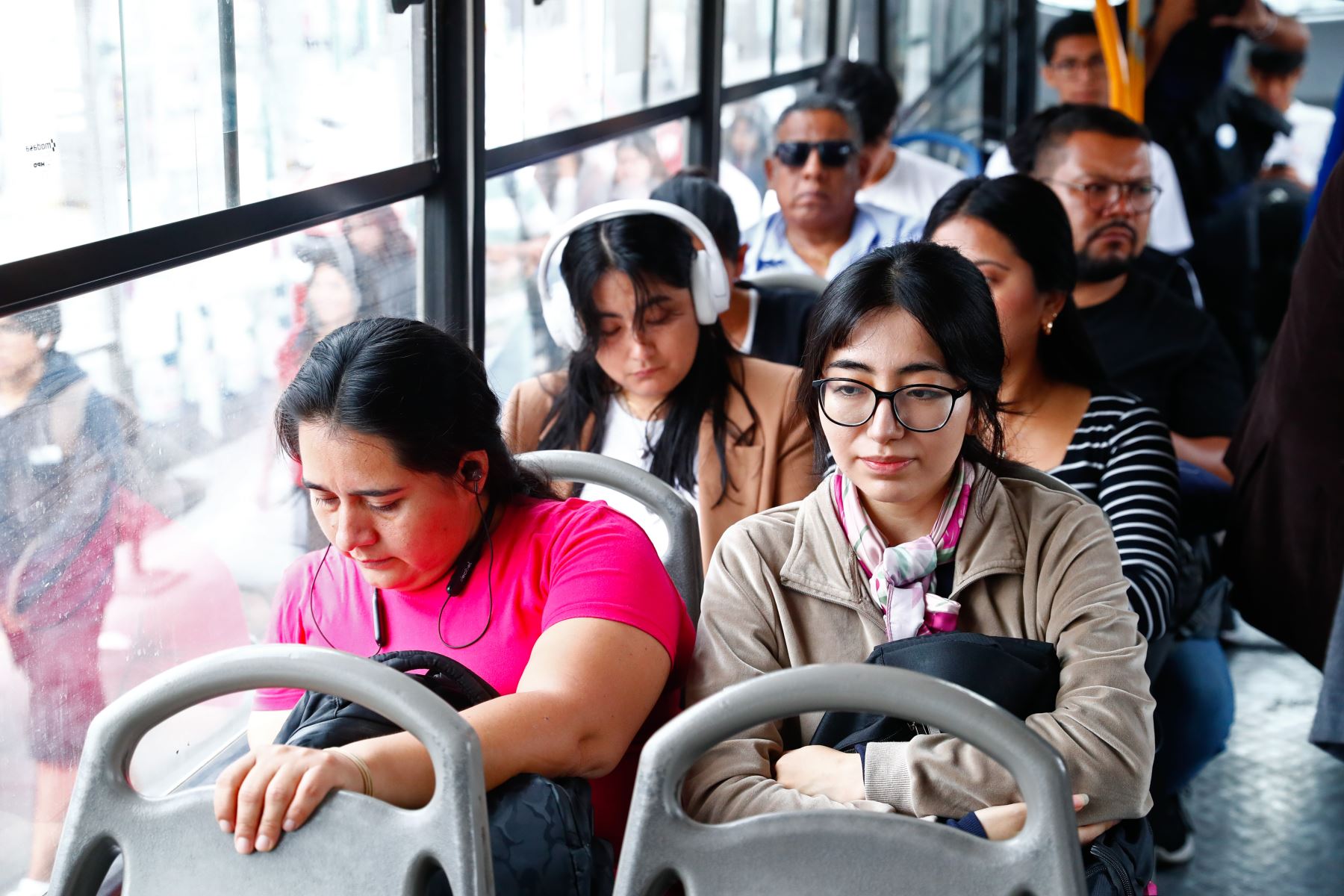 La Autoridad de Transporte Urbano para Lima y Callao ATU realizó un operativo de fiscalización para verificar el cobro del medio pasajes a estudiantes universitarios en el transporte público en el cruce de las avenidas Bolívar y Universitaria el lunes 27 de abril de 2026. Foto: ANDINA/Daniel Bracamonte