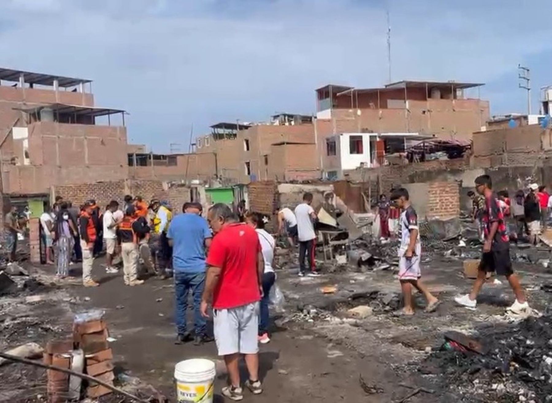 Entregan ayuda a las 35 familias damnificadas que dejó un dantesco incendio en Chancay