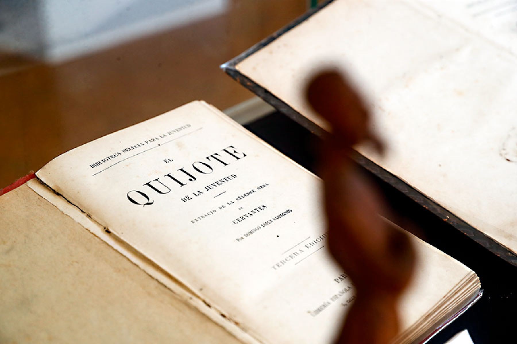 El historiador Juan Augusto Fernández Valle, encargado de la exposición "Miguel de Cervantes y Don Quijote de la Mancha en el Callao", es el mayor coleccionista de objetos asociados al Quijote en el Perú. Han sido treinta años de recolección y ahora suman casi un millar los objetos que atesora en su departamento de San Miguel. Abrazó esta pasión por el personaje cuando era adolescente y sus padres le regalaron un ejemplar del Quijote para escolares. Foto: ANDINA/Daniel Bracamonte