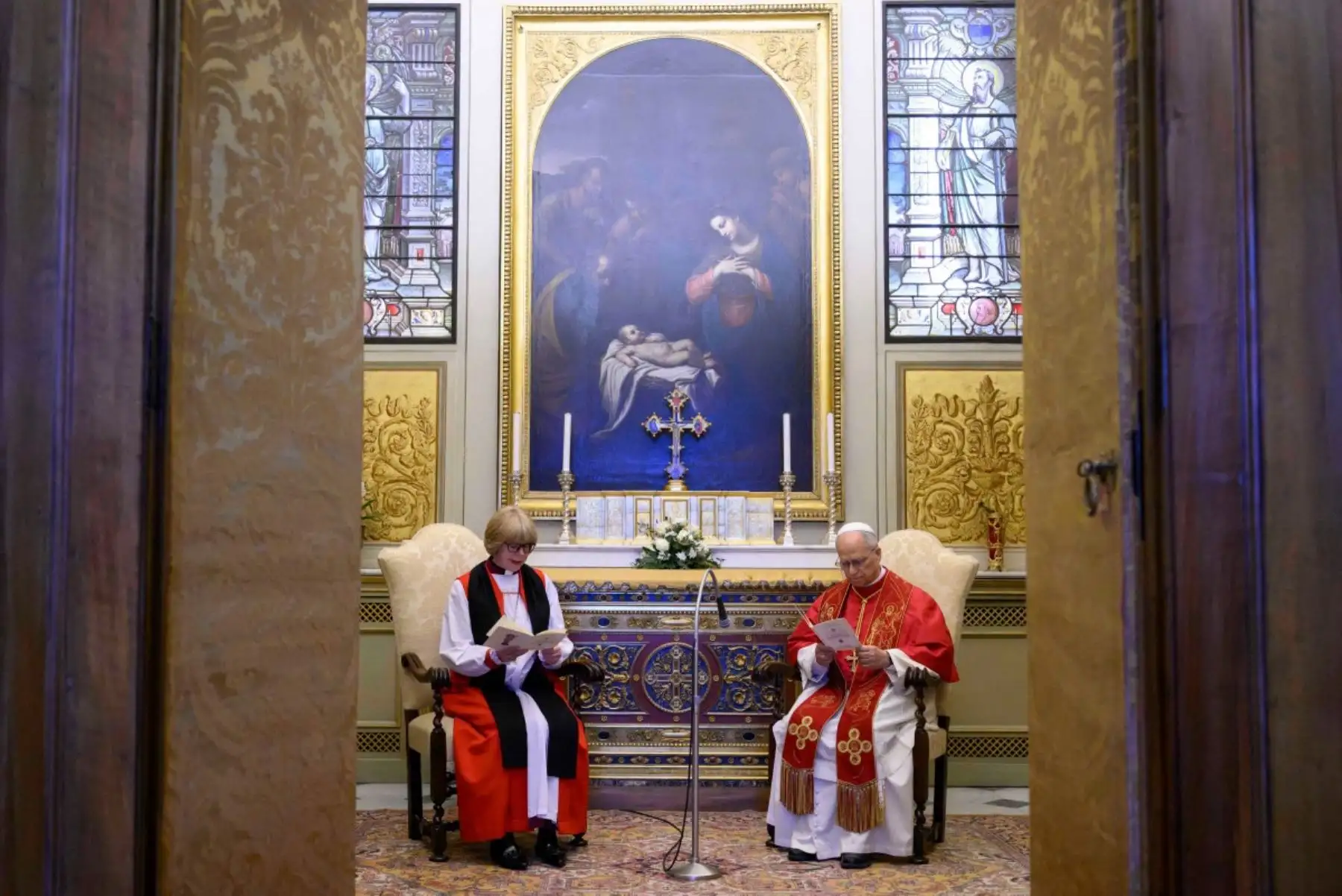 El Papa y la primera arzobispa mujer de Canterbury rezan juntos este lunes en el Vaticano. Foto: AFP