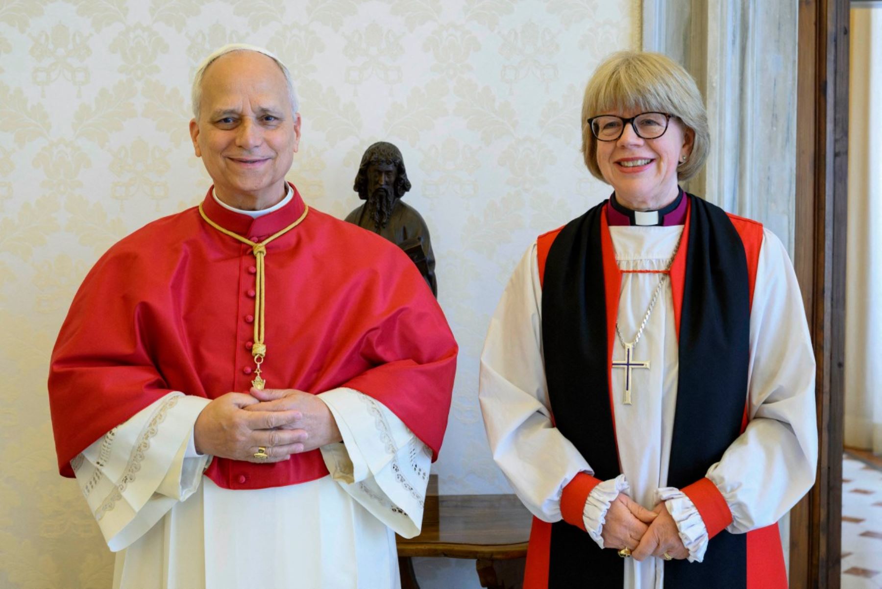La reunión, celebrada en el Palacio Apostólico, constituye el primer encuentro formal entre ambos líderes religiosos. Foto: AFP