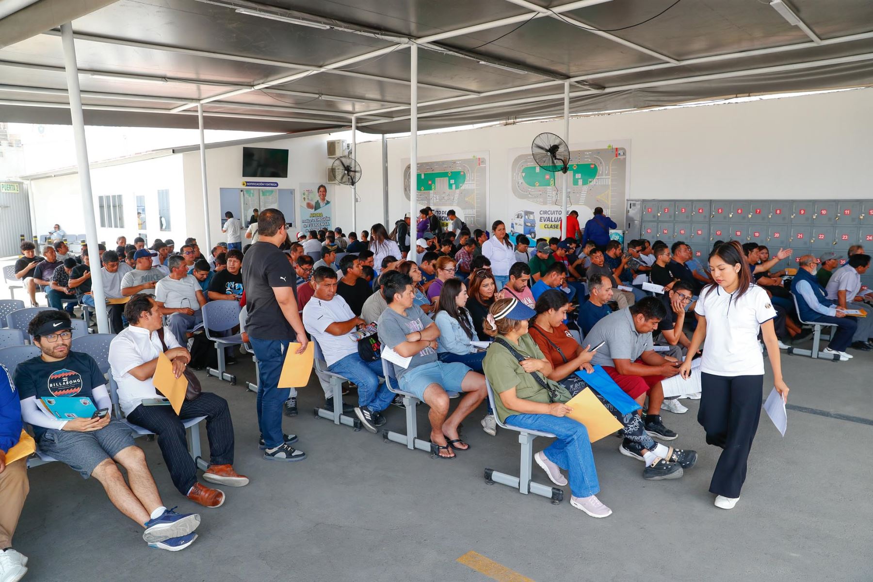 Los trámites de emisión de licencia de conducir se realizan de manera presencial en el único centro autorizado por la Municipalidad de Lima en el distrito de Comas, donde opera el Concesionario Circuito Vial Lima Norte. Ahí se toman los exámenes de conocimiento teórico y de habilidades de conducción, además de la emisión del documento final. Foto: ANDINA/Daniel Bracamonte