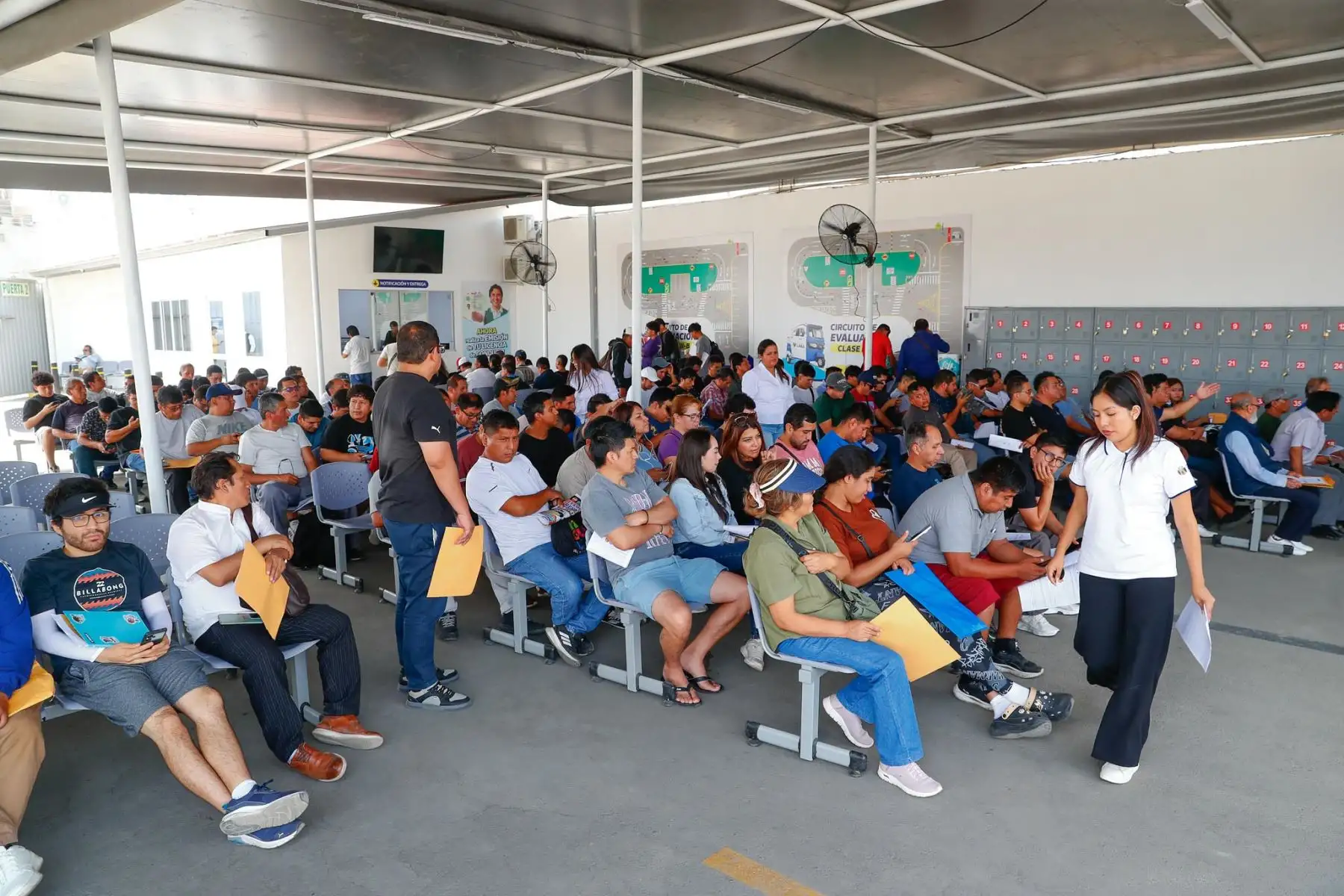 Los trámites de emisión de licencia de conducir se realizan de manera presencial en el único centro autorizado por la Municipalidad de Lima en el distrito de Comas, donde opera el Concesionario Circuito Vial Lima Norte. Ahí se toman los exámenes de conocimiento teórico y de habilidades de conducción, además de la emisión del documento final. Foto: ANDINA/Daniel Bracamonte