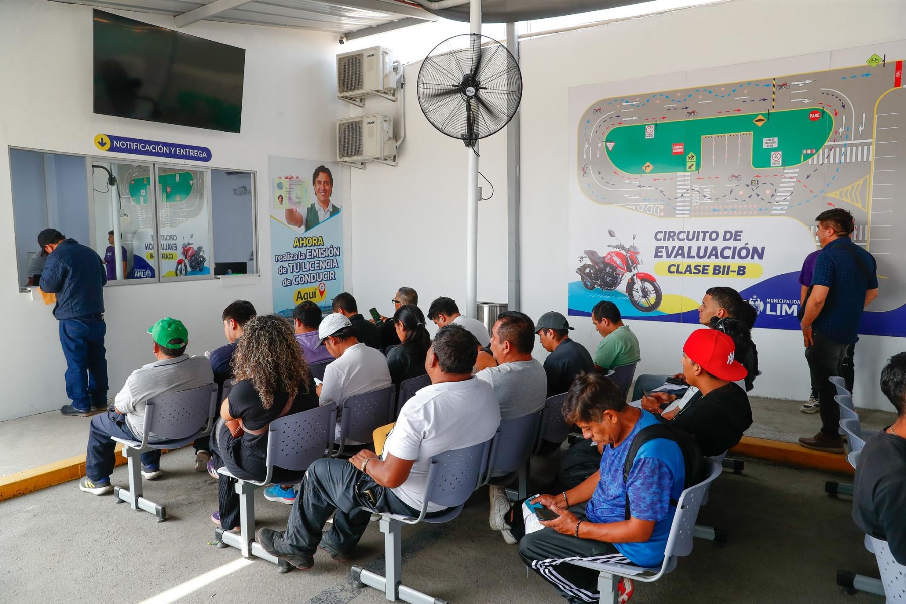 La Municipalidad Metropolitana de Lima inició la emisión y renovación de licencias de conducir clase A en sus diversas categorías, desde el Concesionario Circuito Vial Lima Norte en Comas. Esta medida es el resultado de la transferencia de funciones del Ministerio de Transportes y Comunicaciones a la comuna edil, para la emisión de licencia de conducir. Foto: ANDINA/Daniel Bracamonte