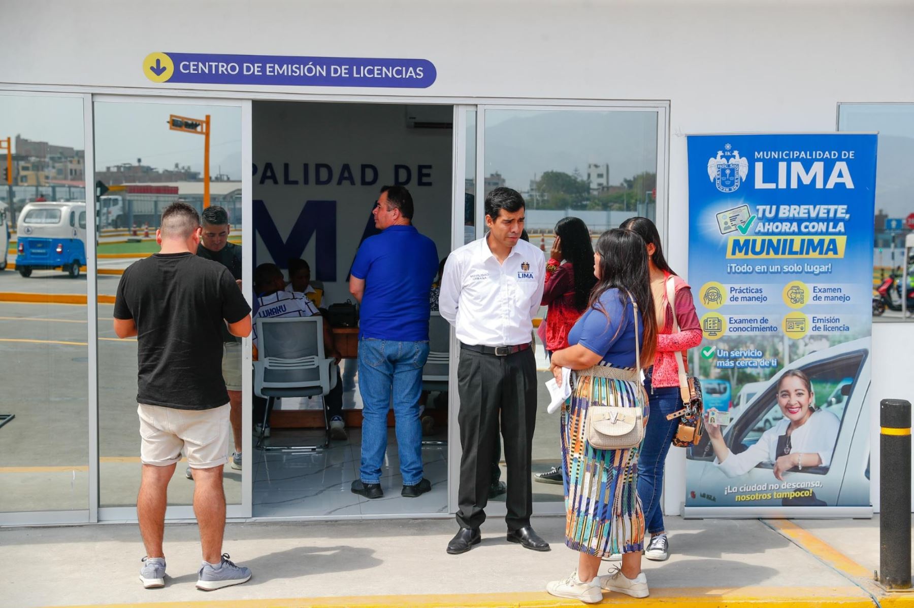 Todas las personas que desean tramitar su licencia de conducir a través de la Municipalidad Metropolitana de Lima, deberán acudir al Concesionario Circuito Vial Lima Norte en Comas de lunes a viernes de 8:30 a.m. a 5:30 p.m. Según la Gerencia de Movilidad Urbana, el proceso permite obtener la licencia en el mismo día en que se realizan las evaluaciones y el trámite. Foto: ANDINA/Daniel Bracamonte