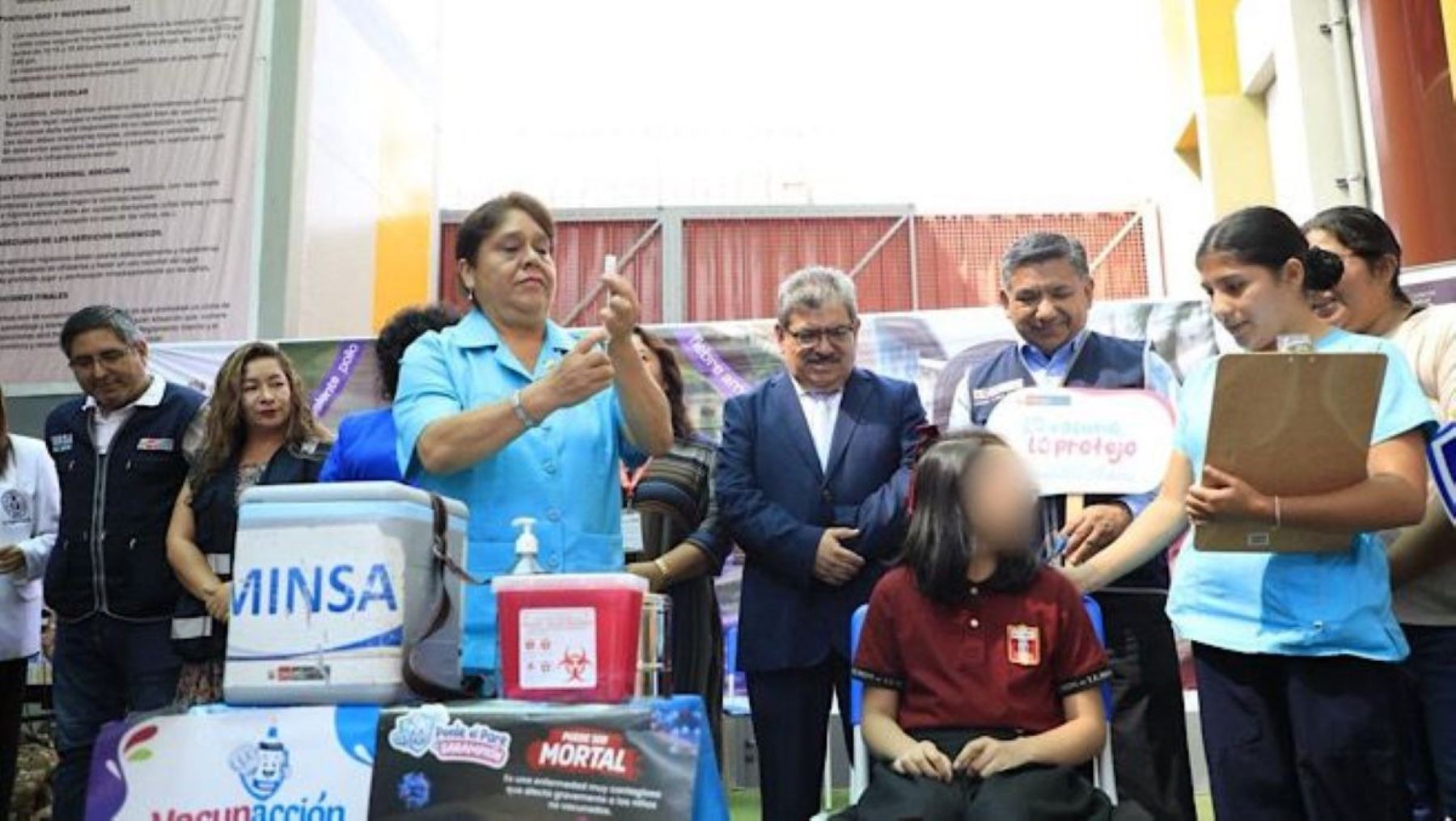 Ministro de Salud: vacunas son un acto de protección y permiten la continuidad de la vida