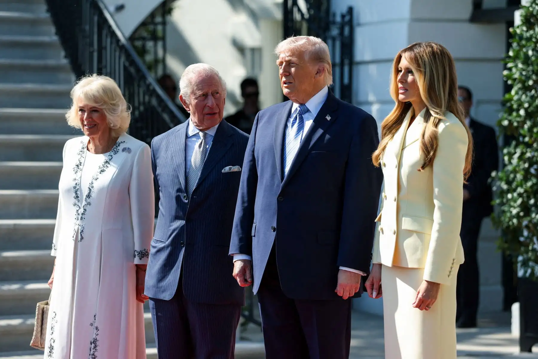 Donald Trump y la primera dama, Melania Trump, saludan al rey Carlos III de Gran Bretaña y a la reina Camila, el 27 de abril de 2026. Foto: AFP