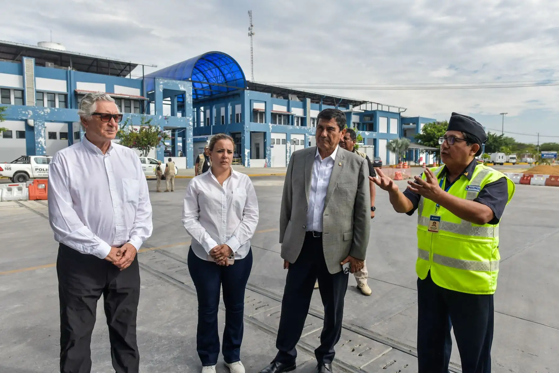 El premier Luis Arroyo Sánchez, junto al canciller Carlos Pareja y la gobernadora (e) de Tumbes, visitó el CEBAF Aguas Verdes, principal punto de control fronterizo terrestre del país en la frontera con Ecuador. Durante el recorrido, supervisó los módulos de SENASA, Superintendencia Nacional de Migraciones y SUNAT, verificando la atención y los procesos de control del ingreso y salida de personas, vehículos y mercancías. Foto: PCM