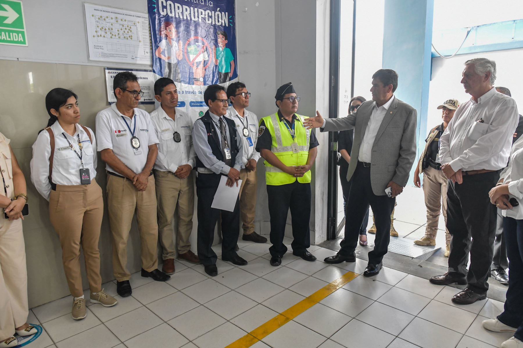 El premier Luis Arroyo Sánchez, junto al canciller Carlos Pareja y la gobernadora (e) de Tumbes, visitó el CEBAF Aguas Verdes, principal punto de control fronterizo terrestre del país en la frontera con Ecuador. Durante el recorrido, supervisó los módulos de SENASA, Superintendencia Nacional de Migraciones y SUNAT, verificando la atención y los procesos de control del ingreso y salida de personas, vehículos y mercancías. Foto: PCM