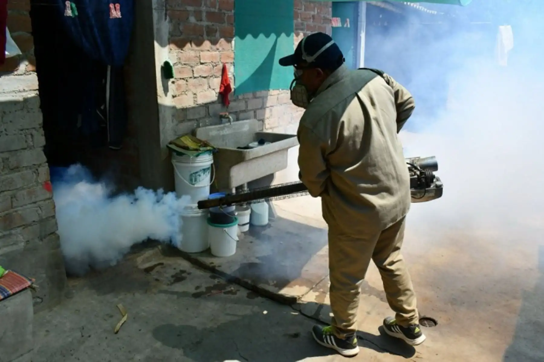 El joven permaneció entre 5 y 7 días con síntomas en casa, siendo tratado únicamente con medicina tradicional a base de hierbas. 