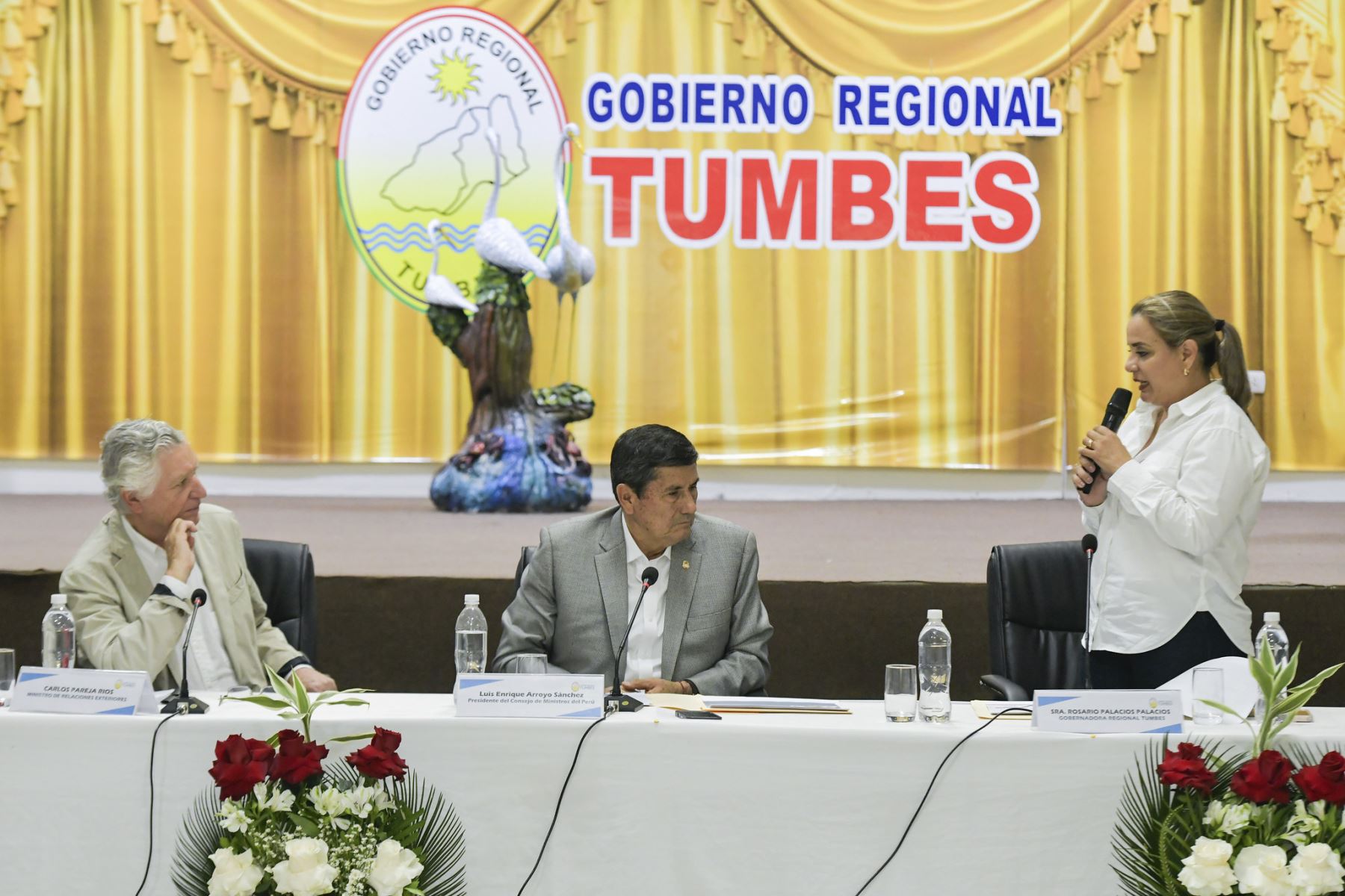 El presidente del Consejo de Ministros, Luis Enrique Arroyo Sánchez, junto al canciller Carlos Pareja Ríos, sostuvo reunión de trabajo con la Gobernadora (e) de Tumbes y autoridades locales, para destrabar proyectos estratégicos y coordinar acciones de desarrollo e integración fronteriza, impulsando la dinámica económica en la frontera norte y beneficiando a ciudadanos de la región. Foto: PCM