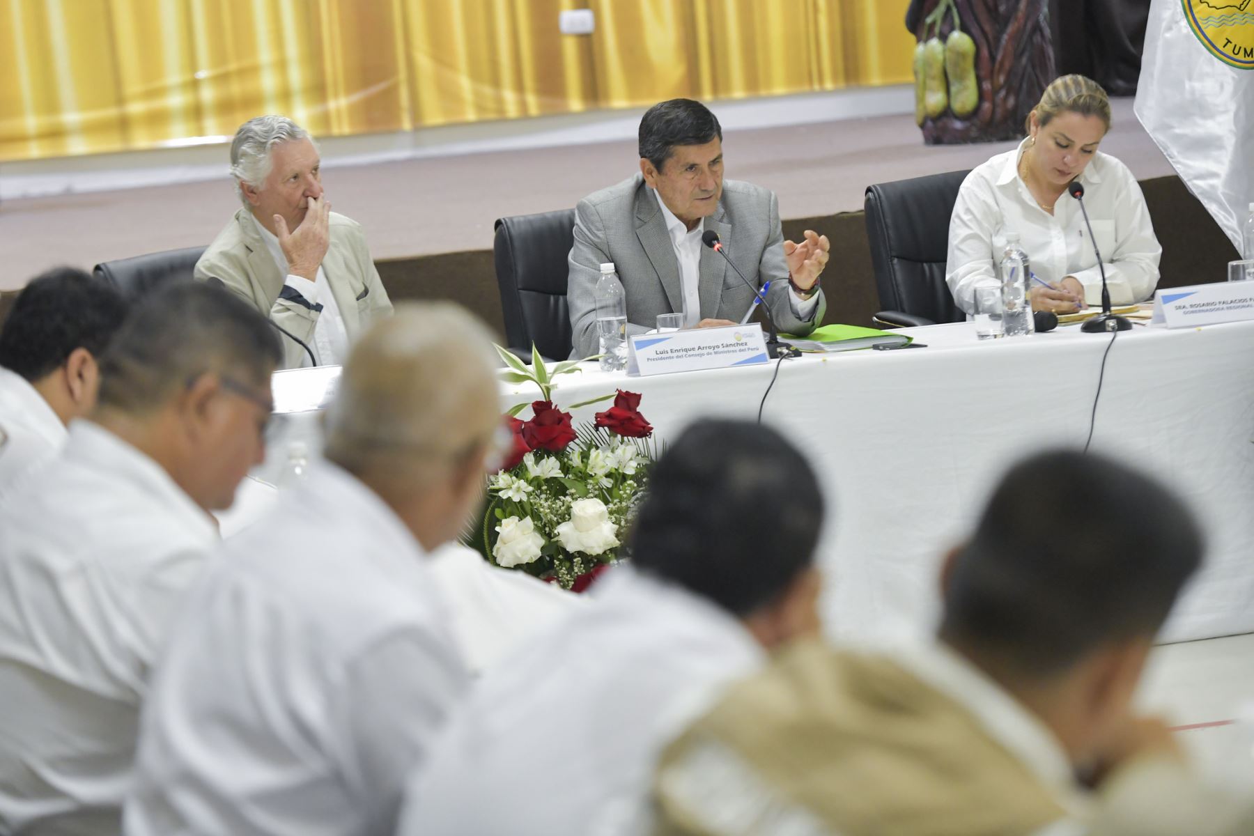 El presidente del Consejo de Ministros, Luis Enrique Arroyo Sánchez, junto al canciller Carlos Pareja Ríos, sostuvo reunión de trabajo con la Gobernadora (e) de Tumbes y autoridades locales, para destrabar proyectos estratégicos y coordinar acciones de desarrollo e integración fronteriza, impulsando la dinámica económica en la frontera norte y beneficiando a ciudadanos de la región. Foto: PCM