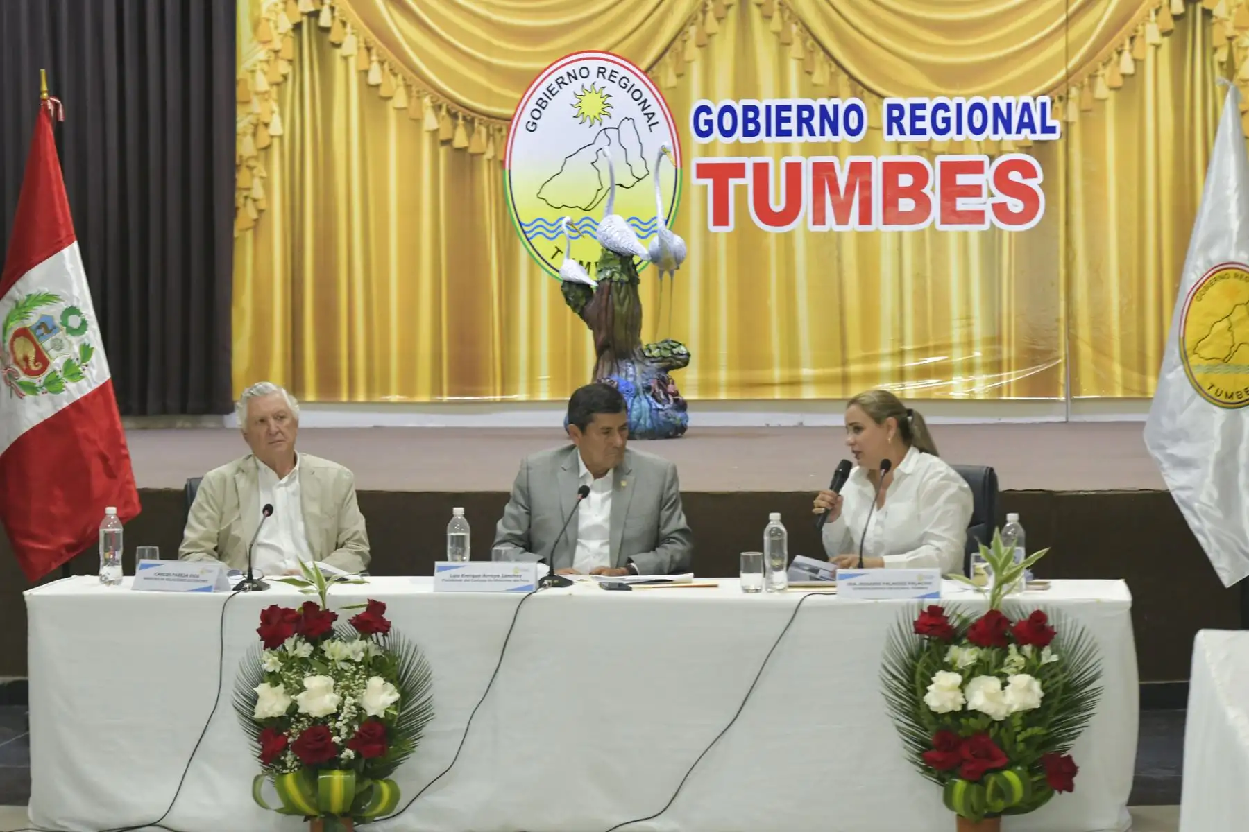 El presidente del Consejo de Ministros, Luis Enrique Arroyo Sánchez, junto al canciller Carlos Pareja Ríos, sostuvo reunión de trabajo con la Gobernadora (e) de Tumbes y autoridades locales, para destrabar proyectos estratégicos y coordinar acciones de desarrollo e integración fronteriza, impulsando la dinámica económica en la frontera norte y beneficiando a ciudadanos de la región. Foto: PCM