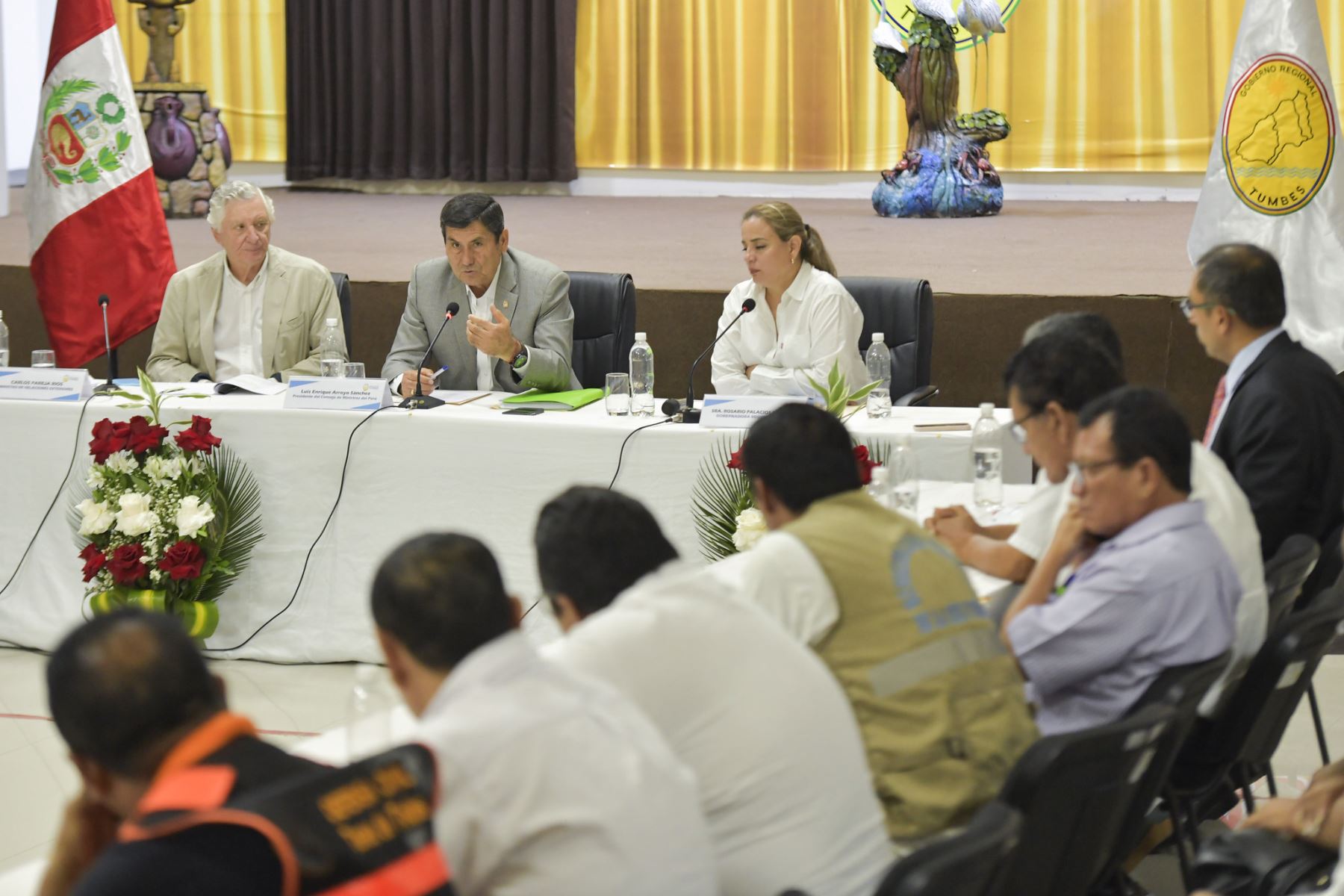 El presidente del Consejo de Ministros, Luis Enrique Arroyo Sánchez, junto al canciller Carlos Pareja Ríos, sostuvo reunión de trabajo con la Gobernadora (e) de Tumbes y autoridades locales, para destrabar proyectos estratégicos y coordinar acciones de desarrollo e integración fronteriza, impulsando la dinámica económica en la frontera norte y beneficiando a ciudadanos de la región. Foto: PCM