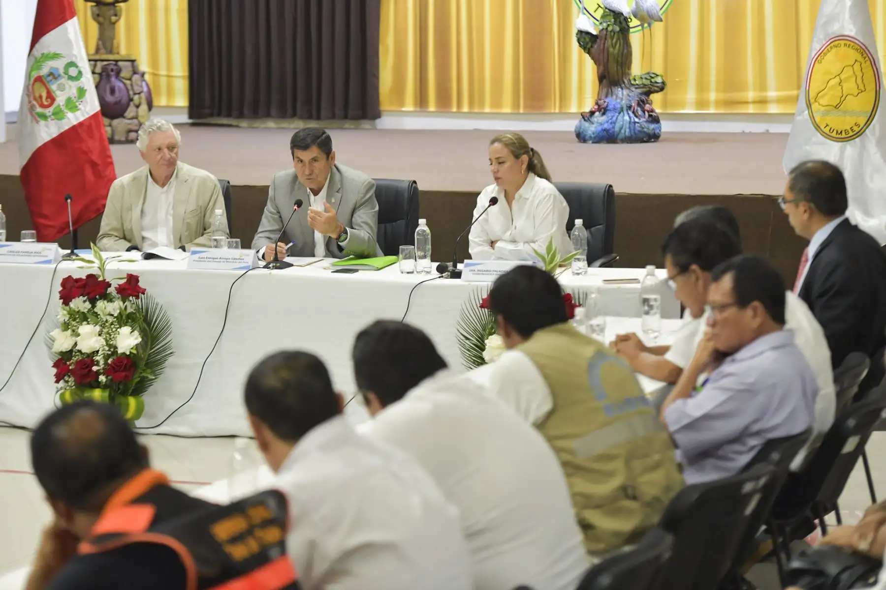 El presidente del Consejo de Ministros, Luis Enrique Arroyo Sánchez, junto al canciller Carlos Pareja Ríos, sostuvo reunión de trabajo con la Gobernadora (e) de Tumbes y autoridades locales, para destrabar proyectos estratégicos y coordinar acciones de desarrollo e integración fronteriza, impulsando la dinámica económica en la frontera norte y beneficiando a ciudadanos de la región. Foto: PCM
