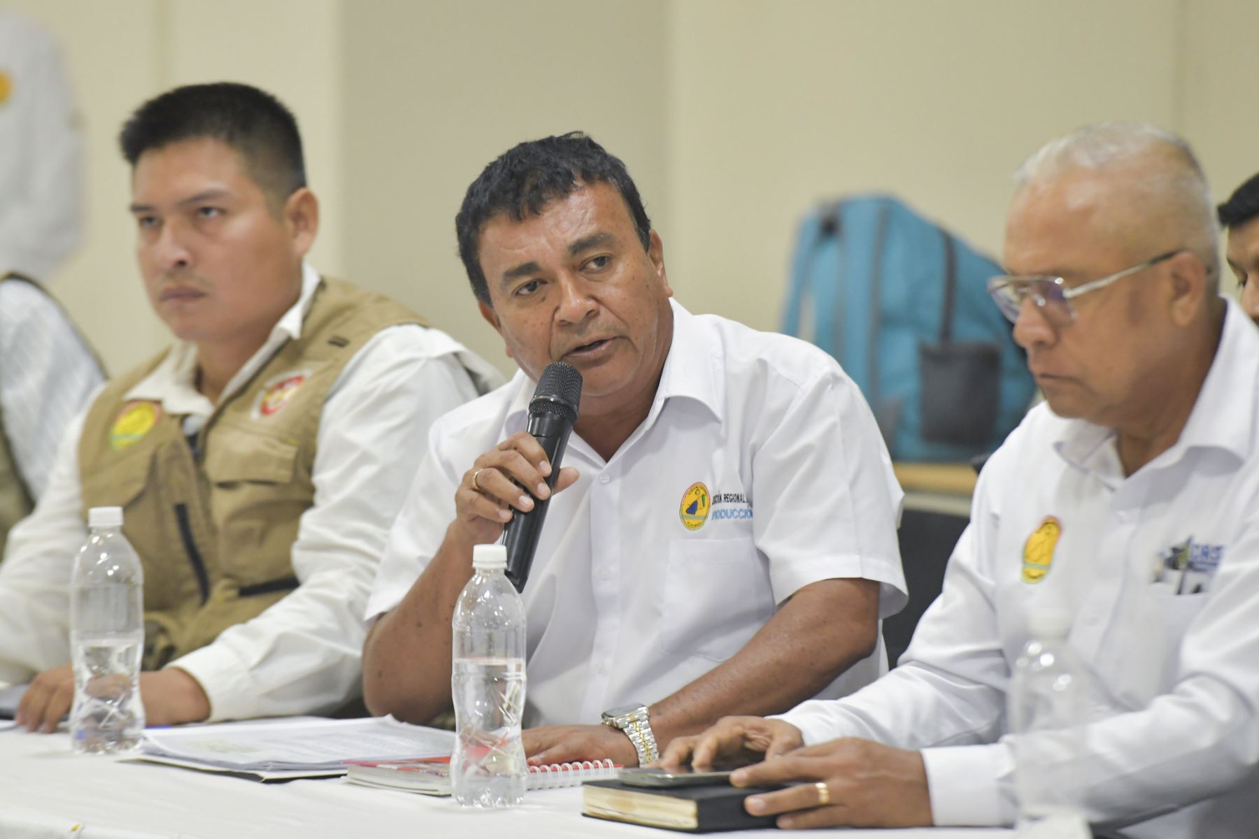 El presidente del Consejo de Ministros, Luis Enrique Arroyo Sánchez, junto al canciller Carlos Pareja Ríos, sostuvo reunión de trabajo con la Gobernadora (e) de Tumbes y autoridades locales, para destrabar proyectos estratégicos y coordinar acciones de desarrollo e integración fronteriza, impulsando la dinámica económica en la frontera norte y beneficiando a ciudadanos de la región. Foto: PCM
