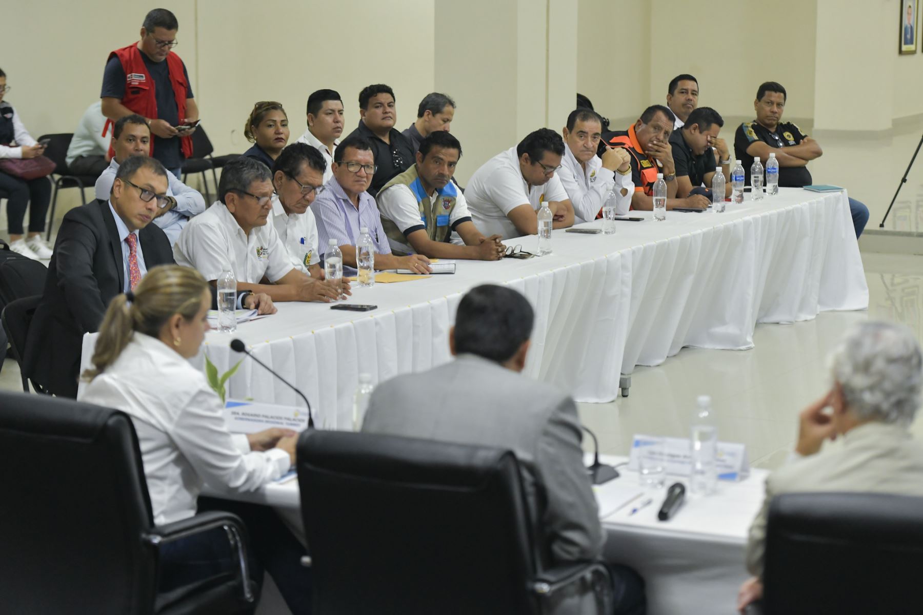 El presidente del Consejo de Ministros, Luis Enrique Arroyo Sánchez, junto al canciller Carlos Pareja Ríos, sostuvo reunión de trabajo con la Gobernadora (e) de Tumbes y autoridades locales, para destrabar proyectos estratégicos y coordinar acciones de desarrollo e integración fronteriza, impulsando la dinámica económica en la frontera norte y beneficiando a ciudadanos de la región. Foto: PCM