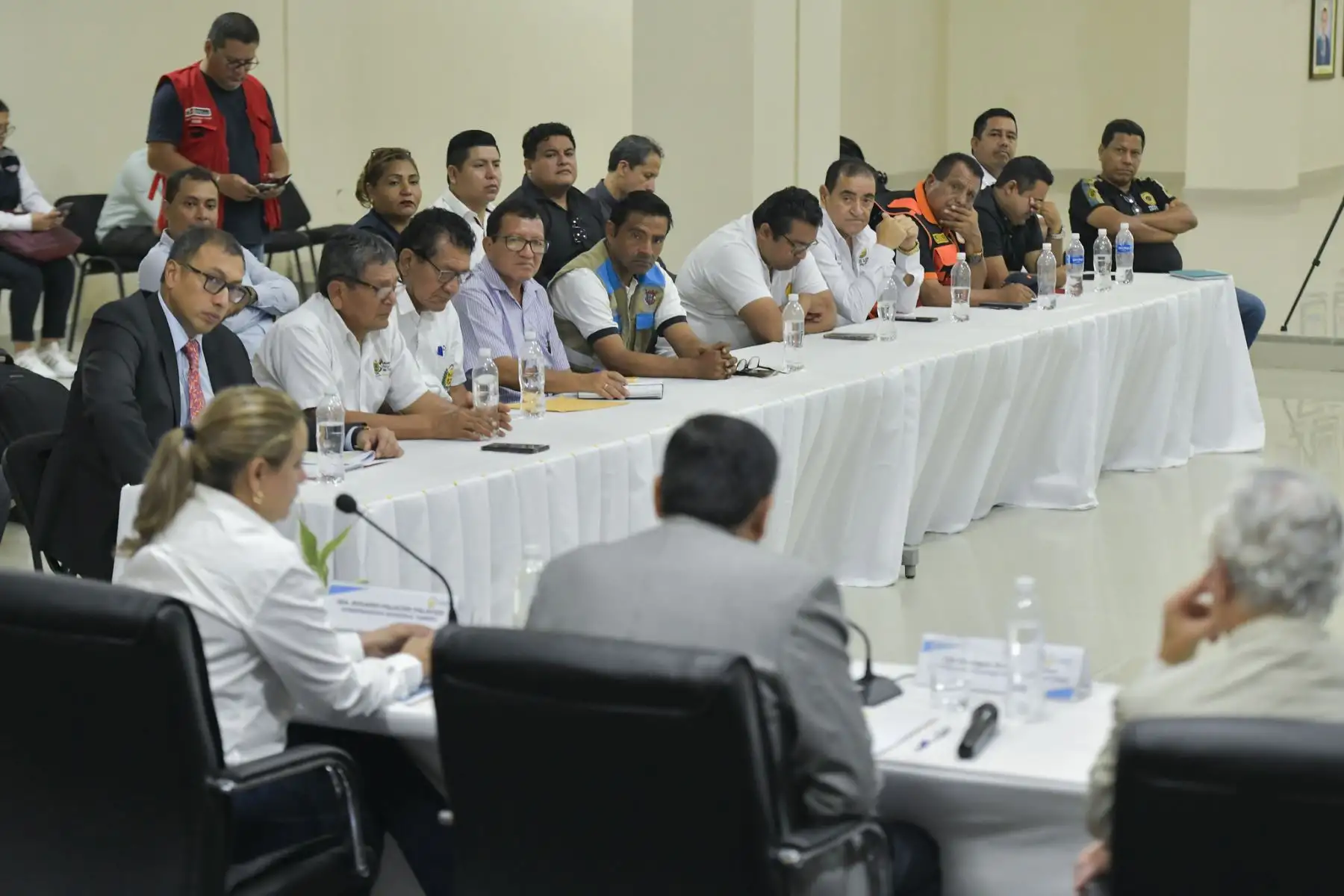 El presidente del Consejo de Ministros, Luis Enrique Arroyo Sánchez, junto al canciller Carlos Pareja Ríos, sostuvo reunión de trabajo con la Gobernadora (e) de Tumbes y autoridades locales, para destrabar proyectos estratégicos y coordinar acciones de desarrollo e integración fronteriza, impulsando la dinámica económica en la frontera norte y beneficiando a ciudadanos de la región. Foto: PCM