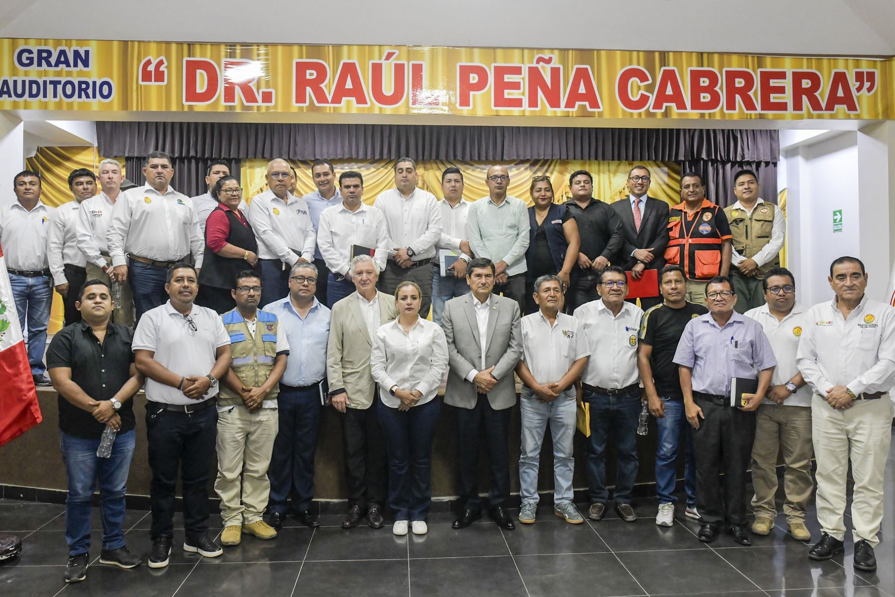 El presidente del Consejo de Ministros, Luis Enrique Arroyo Sánchez, junto al canciller Carlos Pareja Ríos, sostuvo reunión de trabajo con la Gobernadora (e) de Tumbes y autoridades locales, para destrabar proyectos estratégicos y coordinar acciones de desarrollo e integración fronteriza, impulsando la dinámica económica en la frontera norte y beneficiando a ciudadanos de la región. Foto: PCM