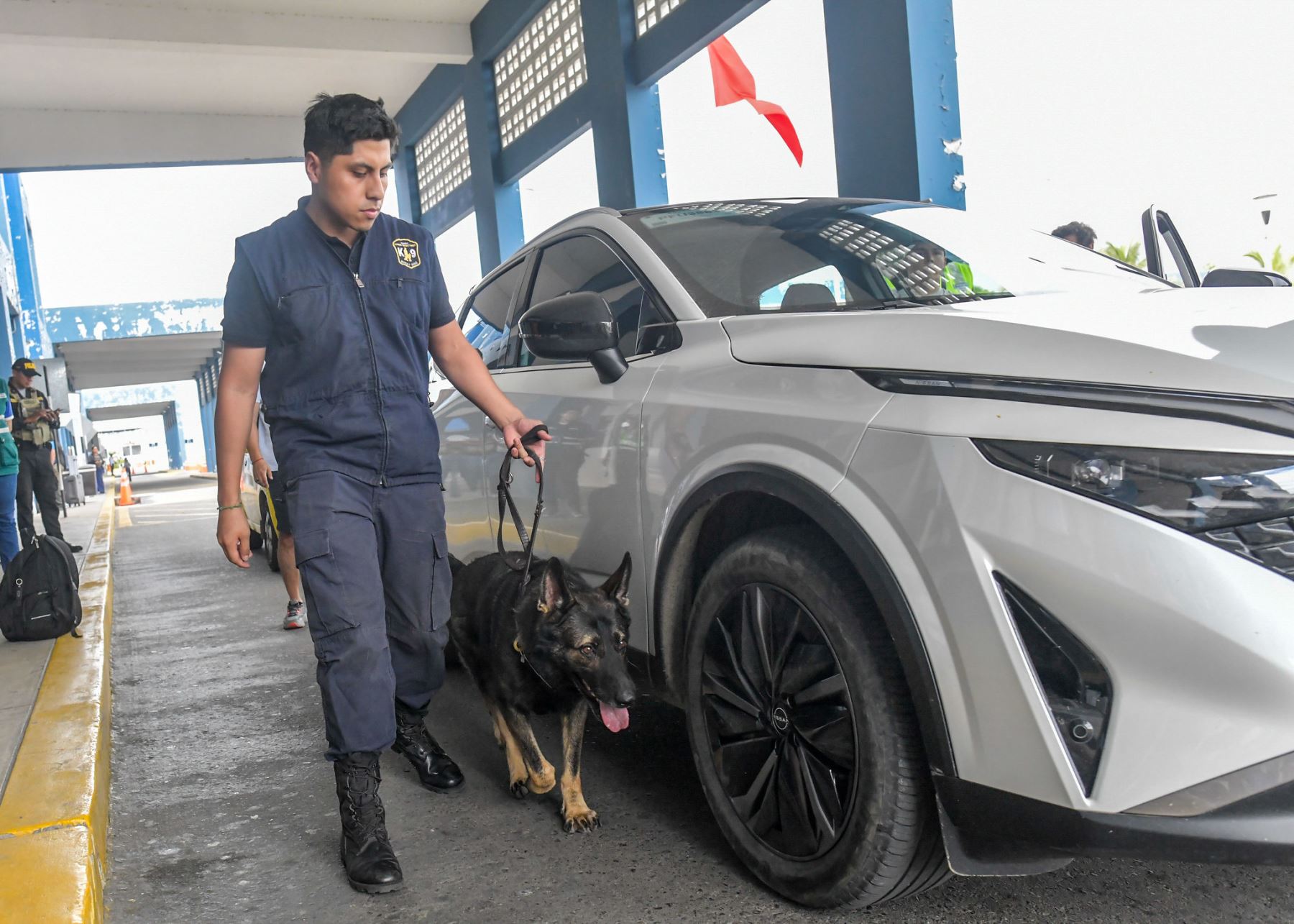 El premier Luis Arroyo Sánchez, junto al canciller Carlos Pareja y la gobernadora (e) de Tumbes, visitó el CEBAF Aguas Verdes, principal punto de control fronterizo terrestre del país en la frontera con Ecuador. Durante el recorrido, supervisó los módulos de SENASA, Superintendencia Nacional de Migraciones y SUNAT, verificando la atención y los procesos de control del ingreso y salida de personas, vehículos y mercancías. Foto: PCM