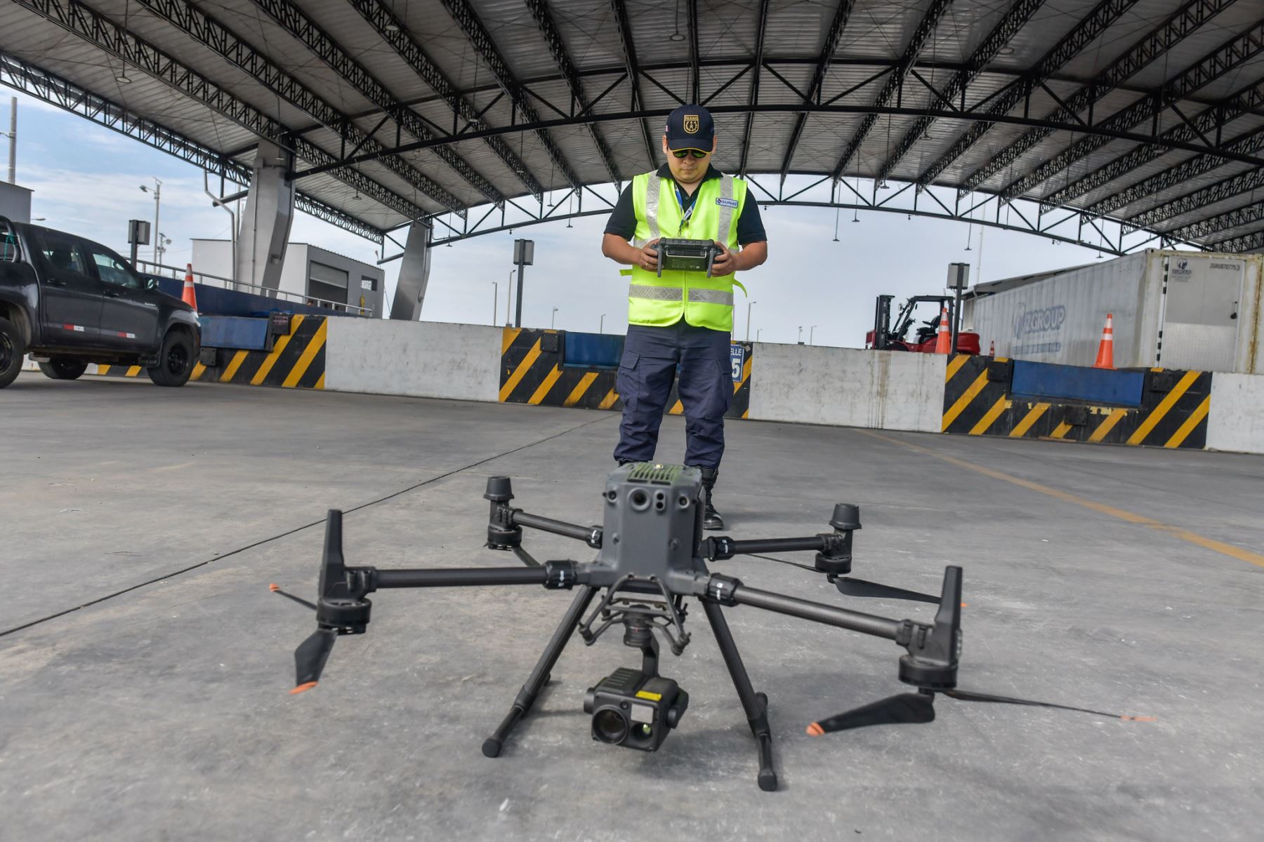 El premier Luis Arroyo Sánchez, junto al canciller Carlos Pareja y la gobernadora (e) de Tumbes, visitó el CEBAF Aguas Verdes, principal punto de control fronterizo terrestre del país en la frontera con Ecuador. Durante el recorrido, supervisó los módulos de SENASA, Superintendencia Nacional de Migraciones y SUNAT, verificando la atención y los procesos de control del ingreso y salida de personas, vehículos y mercancías. Foto: PCM