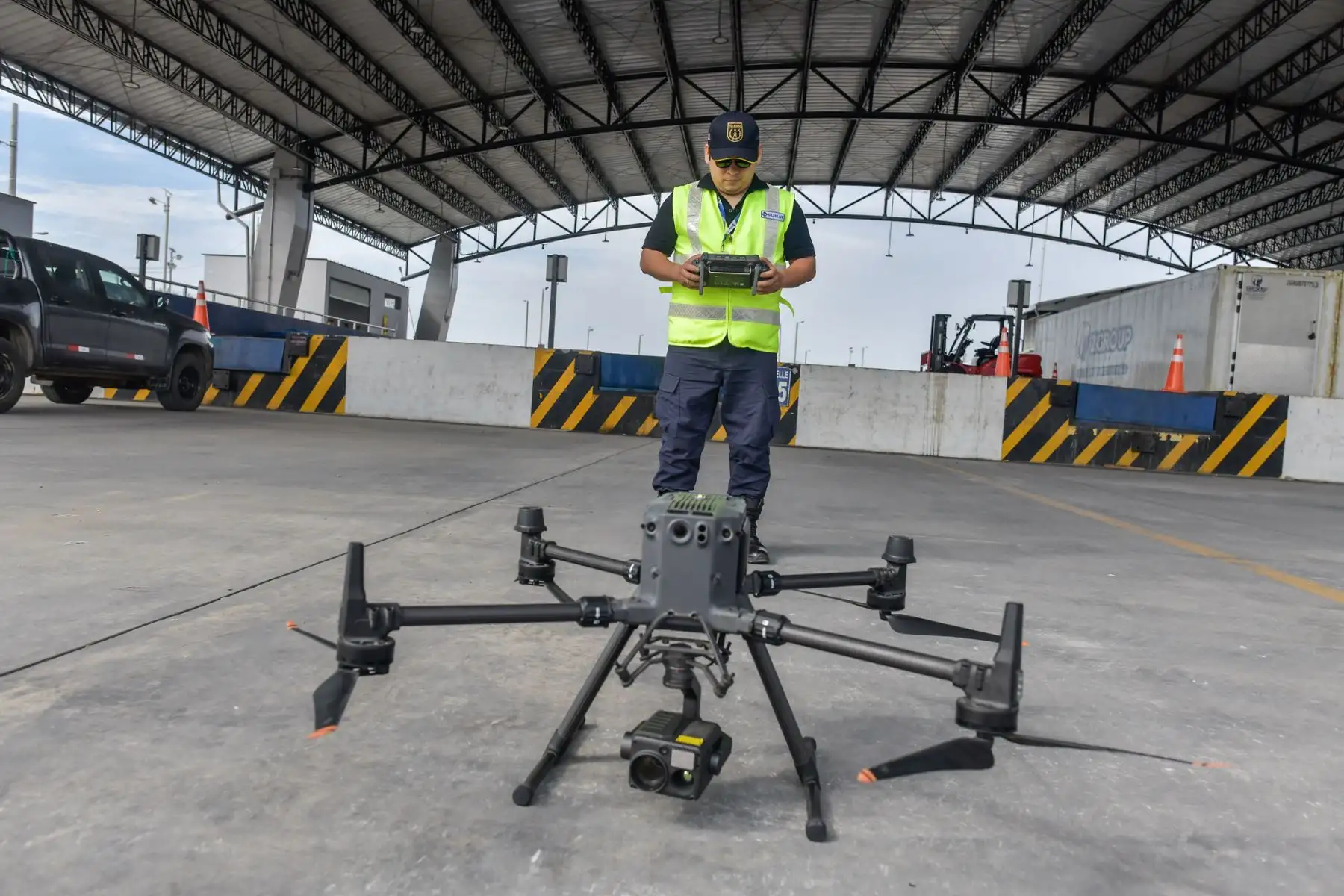 El premier Luis Arroyo Sánchez, junto al canciller Carlos Pareja y la gobernadora (e) de Tumbes, visitó el CEBAF Aguas Verdes, principal punto de control fronterizo terrestre del país en la frontera con Ecuador. Durante el recorrido, supervisó los módulos de SENASA, Superintendencia Nacional de Migraciones y SUNAT, verificando la atención y los procesos de control del ingreso y salida de personas, vehículos y mercancías. Foto: PCM