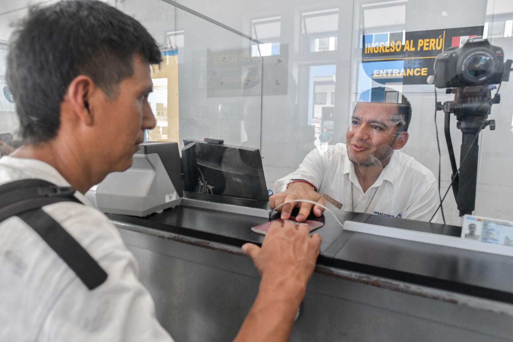 El premier Luis Arroyo Sánchez, junto al canciller Carlos Pareja y la gobernadora (e) de Tumbes, visitó el CEBAF Aguas Verdes, principal punto de control fronterizo terrestre del país en la frontera con Ecuador. Durante el recorrido, supervisó los módulos de SENASA, Superintendencia Nacional de Migraciones y SUNAT, verificando la atención y los procesos de control del ingreso y salida de personas, vehículos y mercancías. Foto: PCM