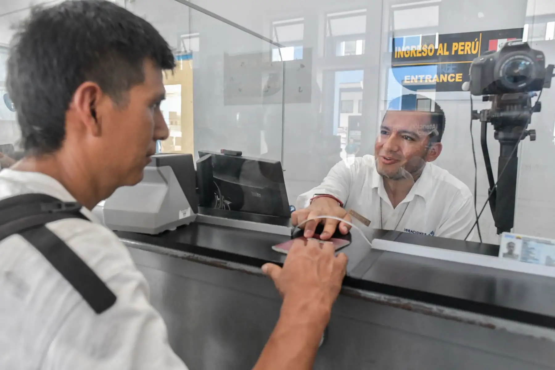 El premier Luis Arroyo Sánchez, junto al canciller Carlos Pareja y la gobernadora (e) de Tumbes, visitó el CEBAF Aguas Verdes, principal punto de control fronterizo terrestre del país en la frontera con Ecuador. Durante el recorrido, supervisó los módulos de SENASA, Superintendencia Nacional de Migraciones y SUNAT, verificando la atención y los procesos de control del ingreso y salida de personas, vehículos y mercancías. Foto: PCM