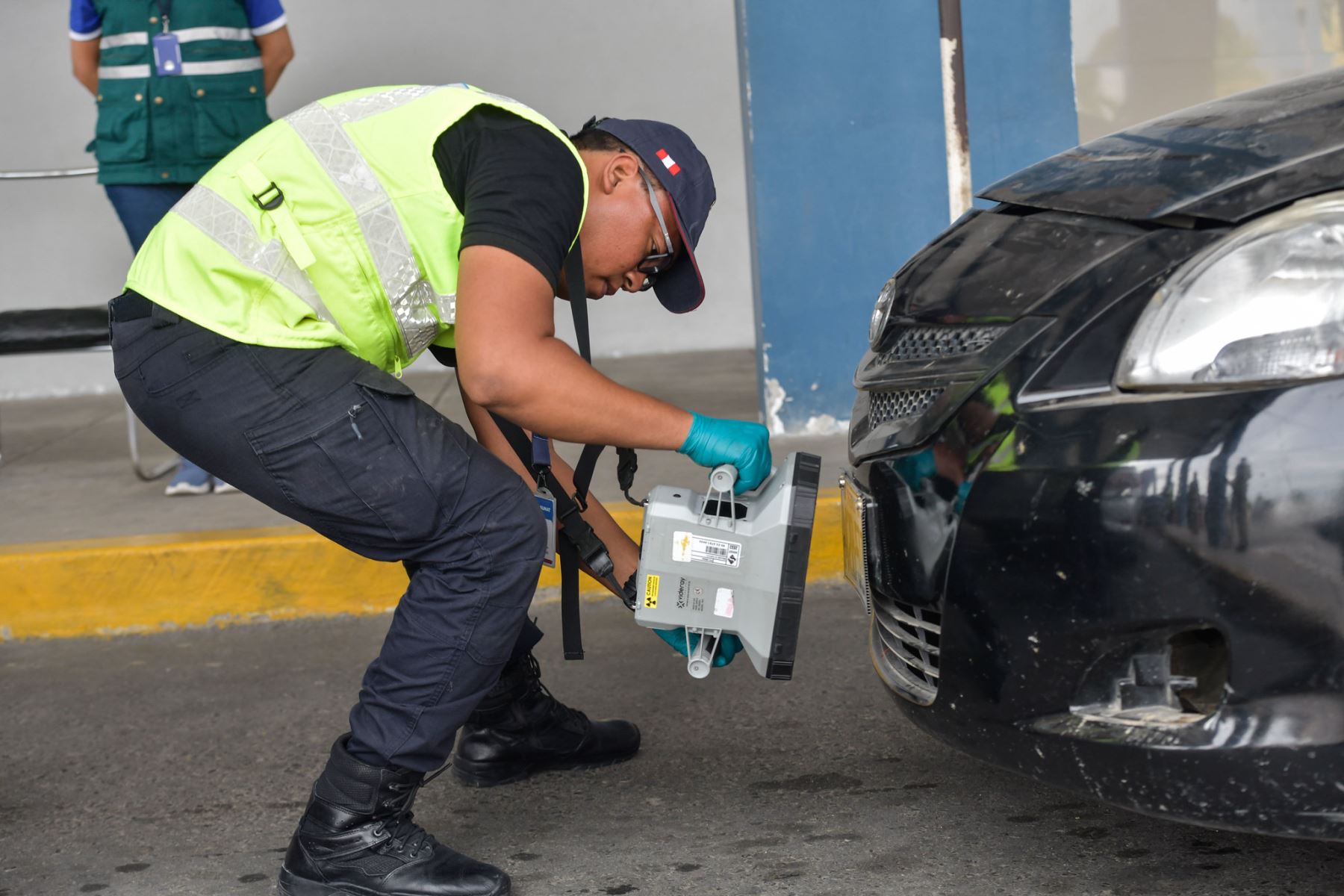 El premier Luis Arroyo Sánchez, junto al canciller Carlos Pareja y la gobernadora (e) de Tumbes, visitó el CEBAF Aguas Verdes, principal punto de control fronterizo terrestre del país en la frontera con Ecuador. Durante el recorrido, supervisó los módulos de SENASA, Superintendencia Nacional de Migraciones y SUNAT, verificando la atención y los procesos de control del ingreso y salida de personas, vehículos y mercancías. Foto: PCM