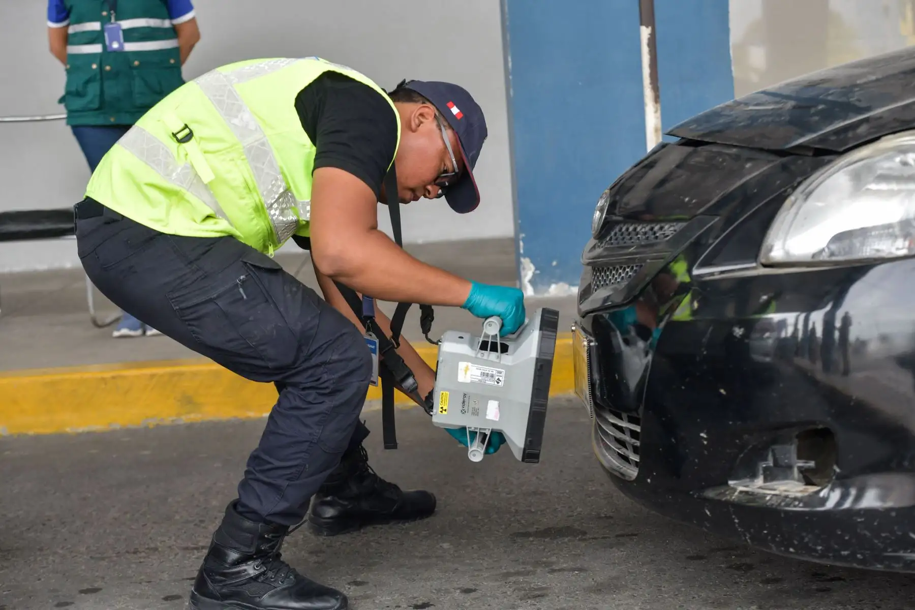El premier Luis Arroyo Sánchez, junto al canciller Carlos Pareja y la gobernadora (e) de Tumbes, visitó el CEBAF Aguas Verdes, principal punto de control fronterizo terrestre del país en la frontera con Ecuador. Durante el recorrido, supervisó los módulos de SENASA, Superintendencia Nacional de Migraciones y SUNAT, verificando la atención y los procesos de control del ingreso y salida de personas, vehículos y mercancías. Foto: PCM