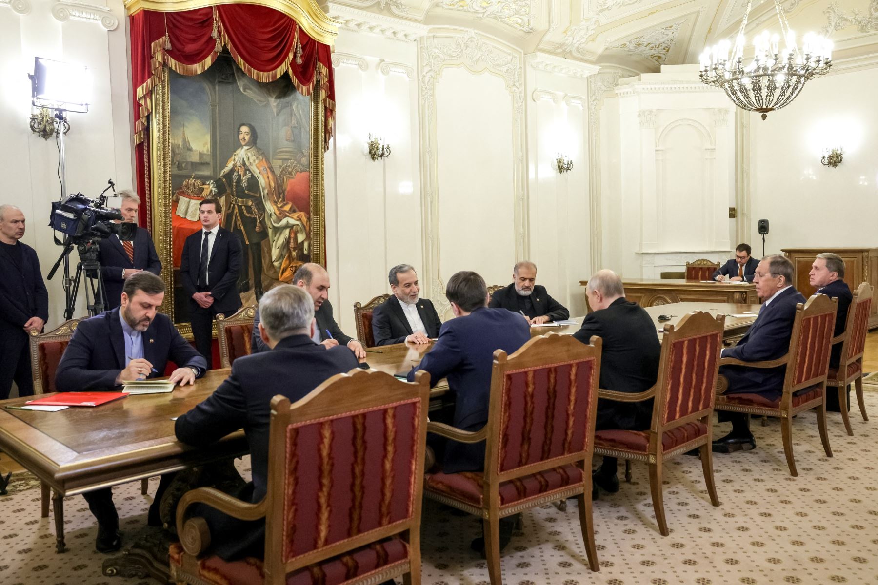 Irán culpa a EE. UU. por fracaso de negociaciones; Putin ofrece respaldo teatral