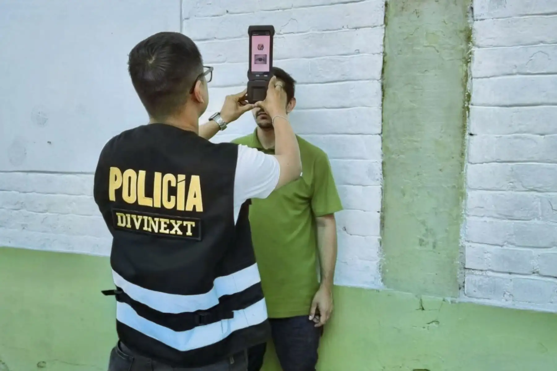 Realizan identificación biométrica y ocular de extranjeros en penal de Lima