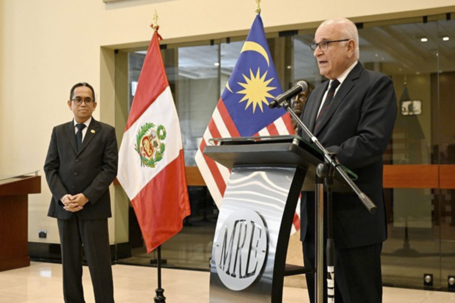 Inauguran exposición por aniversario de las relaciones diplomáticas entre Perú y Malasia