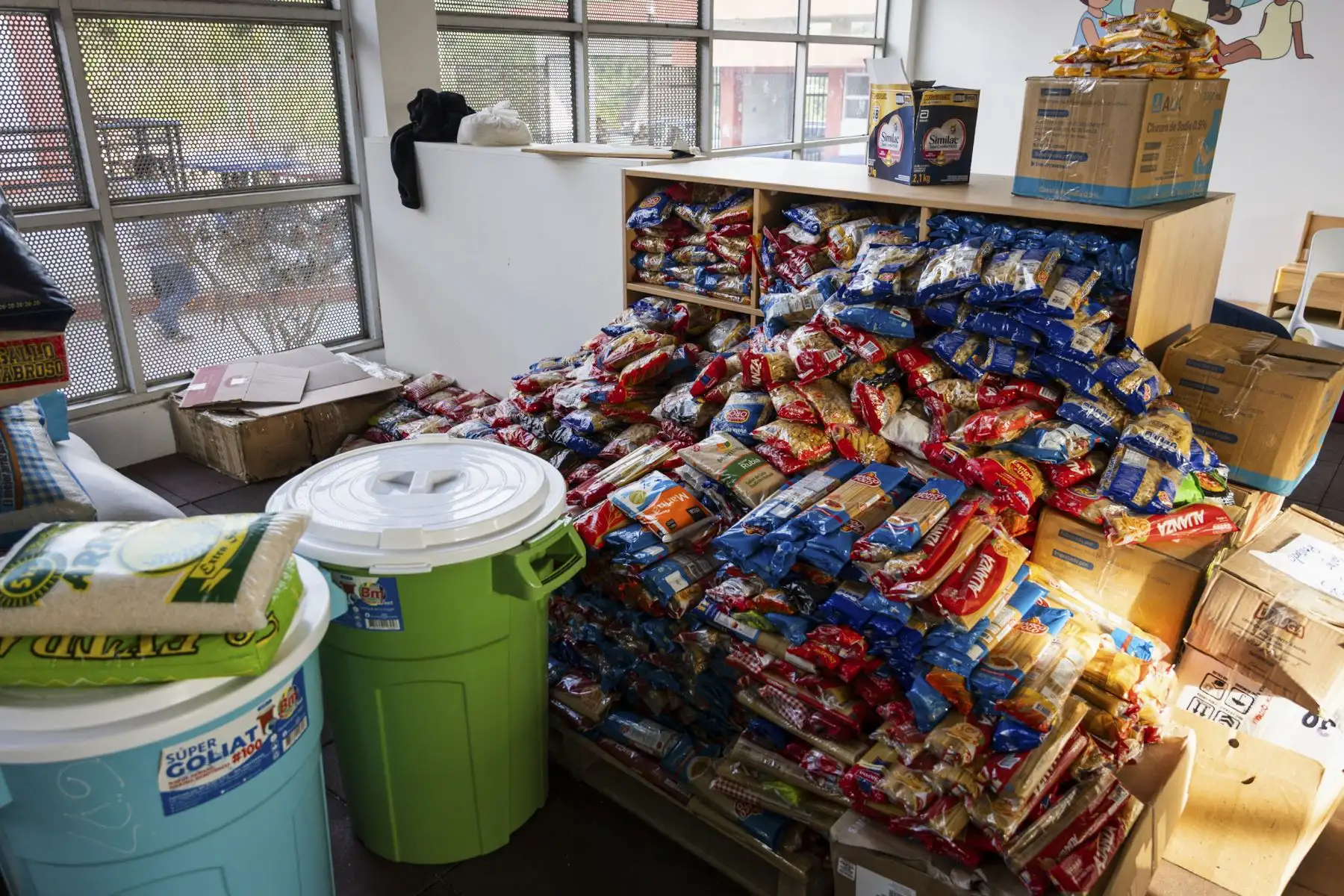El ministro de Defensa, Javier Flores Carcagno, llegó al distrito de San José de Sisa, en la provincia de El Dorado (San Martín), para supervisar la atención a las familias afectadas por el deslizamiento de tierra ocurrido en el caserío Eladio Tapullima, que dejó 374 damnificados y más de un centenar de viviendas destruidas. Durante su recorrido, el titular del sector Defensa expresó su respaldo a la población afectada y aseguró que el Gobierno continuará desplegando esfuerzos para atender la emergencia. Fo