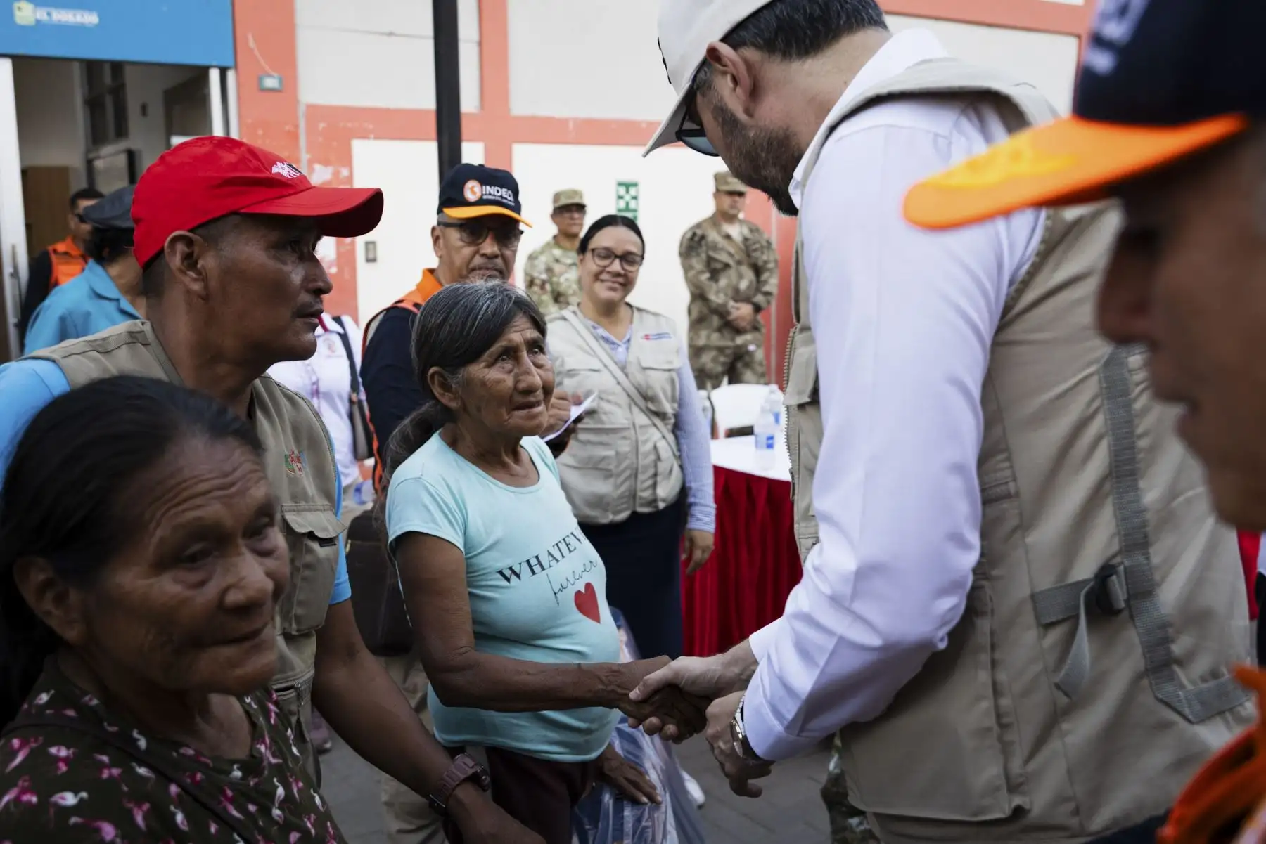 El ministro de Defensa, Javier Flores Carcagno, llegó al distrito de San José de Sisa, en la provincia de El Dorado (San Martín), para supervisar la atención a las familias afectadas por el deslizamiento de tierra ocurrido en el caserío Eladio Tapullima, que dejó 374 damnificados y más de un centenar de viviendas destruidas. Durante su recorrido, el ministro expresó su respaldo a la población afectada y aseguró que el Gobierno continuará desplegando esfuerzos para atender la emergencia. Foto: Mindef