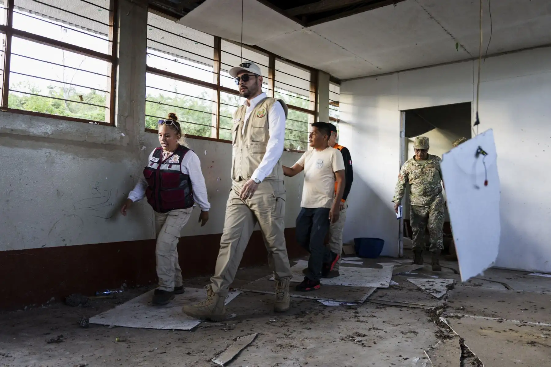 El ministro de Defensa, Javier Flores Carcagno, llegó al distrito de San José de Sisa, en la provincia de El Dorado (San Martín), para supervisar la atención a las familias afectadas por el deslizamiento de tierra ocurrido en el caserío Eladio Tapullima, que dejó 374 damnificados y más de un centenar de viviendas destruidas. Durante su recorrido, el ministro expresó su respaldo a la población afectada y aseguró que el Gobierno continuará desplegando esfuerzos para atender la emergencia. Foto: Mindef
