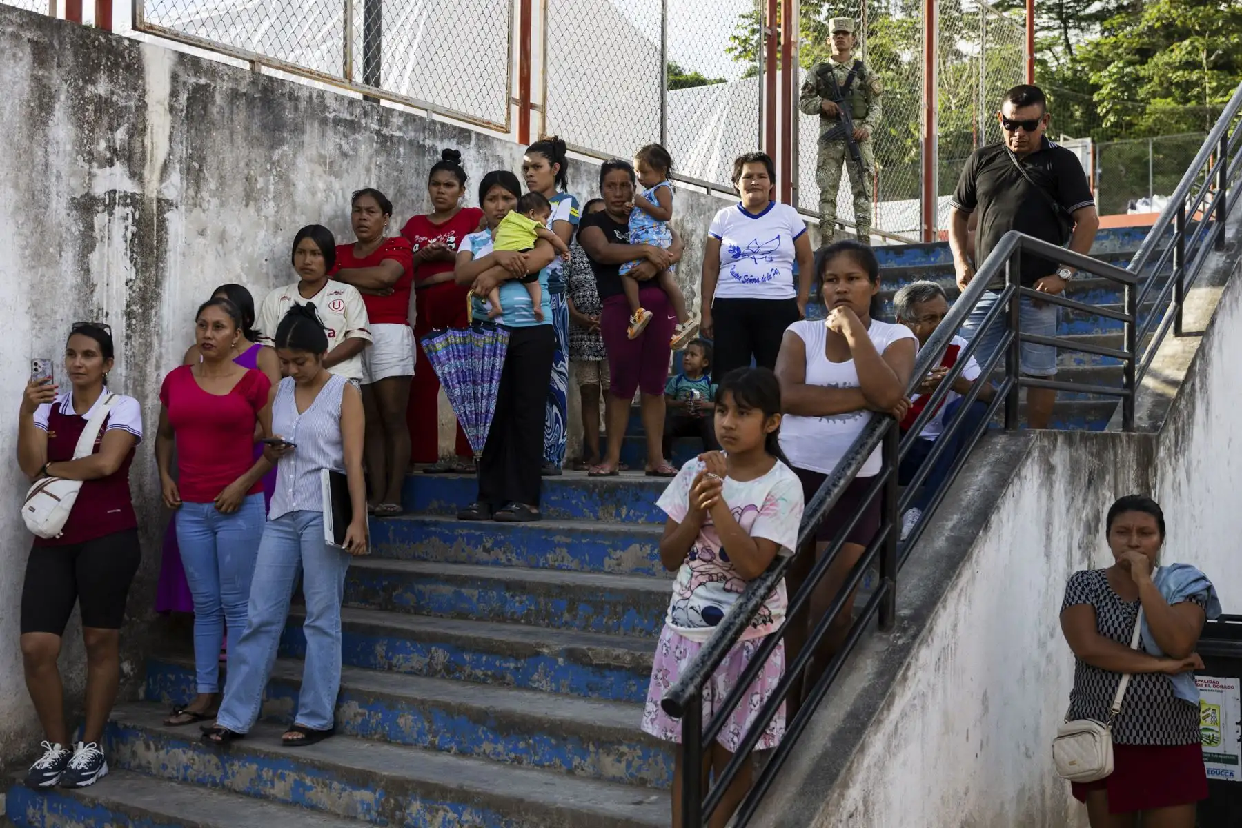 El ministro de Defensa, Javier Flores Carcagno, llegó al distrito de San José de Sisa, en la provincia de El Dorado (San Martín), para supervisar la atención a las familias afectadas por el deslizamiento de tierra ocurrido en el caserío Eladio Tapullima, que dejó 374 damnificados y más de un centenar de viviendas destruidas. Durante su recorrido, el ministro expresó su respaldo a la población afectada y aseguró que el Gobierno continuará desplegando esfuerzos para atender la emergencia. Foto: Mindef