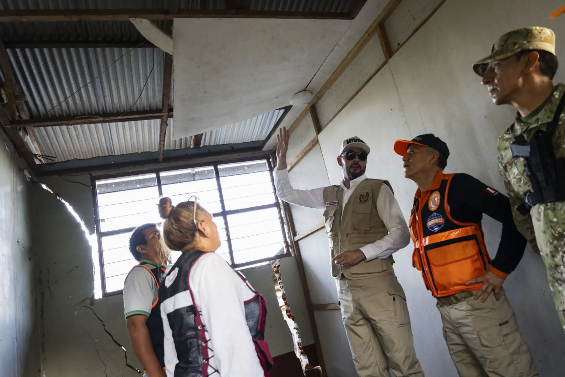 El ministro de Defensa, Javier Flores Carcagno, llegó al distrito de San José de Sisa, en la provincia de El Dorado (San Martín), para supervisar la atención a las familias afectadas por el deslizamiento de tierra ocurrido en el caserío Eladio Tapullima, que dejó 374 damnificados y más de un centenar de viviendas destruidas. Durante su recorrido, el ministro expresó su respaldo a la población afectada y aseguró que el Gobierno continuará desplegando esfuerzos para atender la emergencia. Foto: Mindef