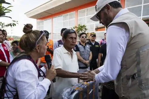 Ministro de Defensa supervisa atención a 374 damnificados por deslizamiento en San Martín