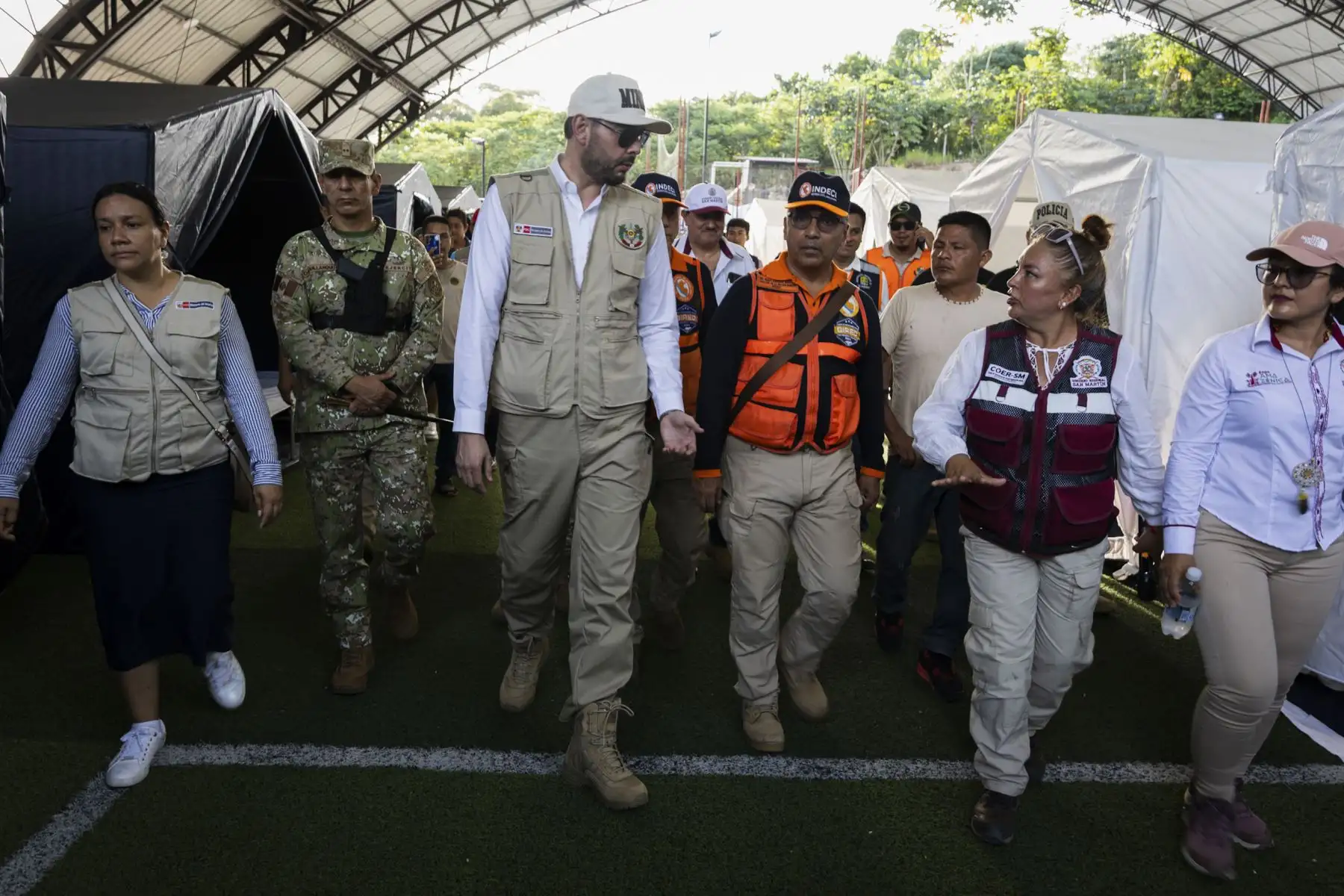 El ministro de Defensa, Javier Flores Carcagno, llegó al distrito de San José de Sisa, en la provincia de El Dorado (San Martín), para supervisar la atención a las familias afectadas por el deslizamiento de tierra ocurrido en el caserío Eladio Tapullima, que dejó 374 damnificados y más de un centenar de viviendas destruidas. Durante su recorrido, el ministro expresó su respaldo a la población afectada y aseguró que el Gobierno continuará desplegando esfuerzos para atender la emergencia. Foto: Mindef