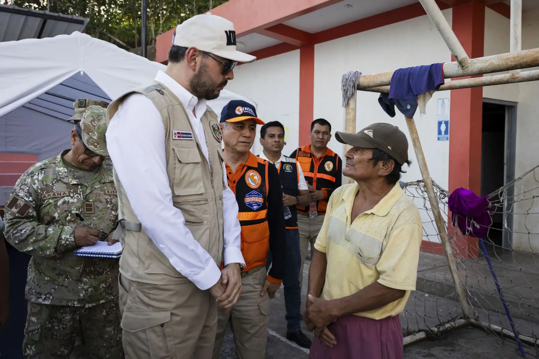El ministro de Defensa, Javier Flores Carcagno, llegó al distrito de San José de Sisa, en la provincia de El Dorado (San Martín), para supervisar la atención a las familias afectadas por el deslizamiento de tierra ocurrido en el caserío Eladio Tapullima, que dejó 374 damnificados y más de un centenar de viviendas destruidas. Durante su recorrido, el ministro expresó su respaldo a la población afectada y aseguró que el Gobierno continuará desplegando esfuerzos para atender la emergencia. Foto: Mindef
