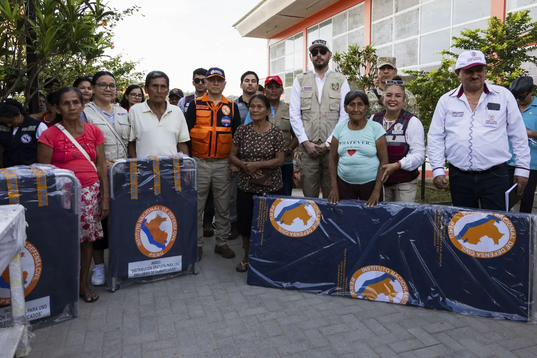 El ministro de Defensa, Javier Flores Carcagno, llegó al distrito de San José de Sisa, en la provincia de El Dorado (San Martín), para supervisar la atención a las familias afectadas por el deslizamiento de tierra ocurrido en el caserío Eladio Tapullima, que dejó 374 damnificados y más de un centenar de viviendas destruidas. Durante su recorrido, el ministro expresó su respaldo a la población afectada y aseguró que el Gobierno continuará desplegando esfuerzos para atender la emergencia. Foto: Mindef