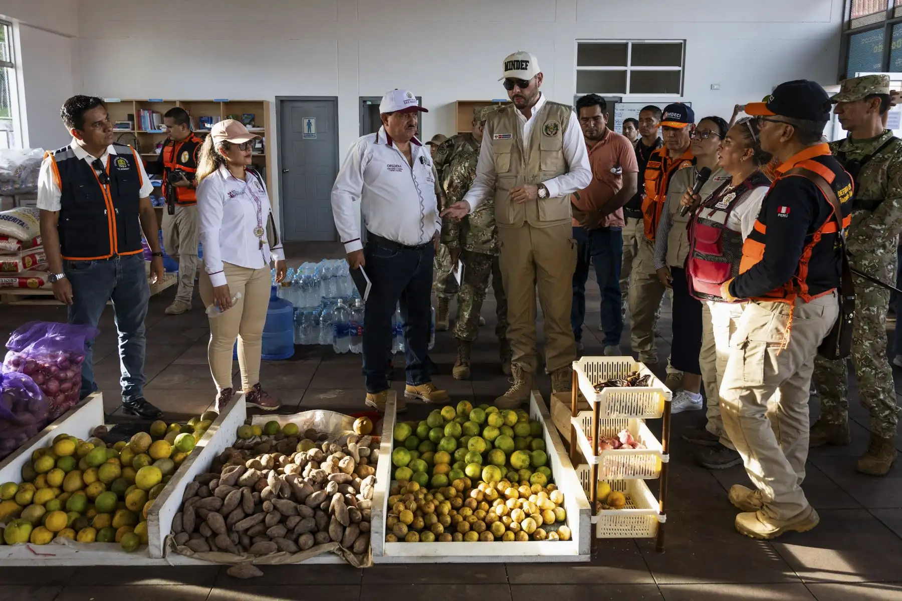 El ministro de Defensa, Javier Flores Carcagno, llegó al distrito de San José de Sisa, en la provincia de El Dorado (San Martín), para supervisar la atención a las familias afectadas por el deslizamiento de tierra ocurrido en el caserío Eladio Tapullima, que dejó 374 damnificados y más de un centenar de viviendas destruidas. Durante su recorrido, el ministro expresó su respaldo a la población afectada y aseguró que el Gobierno continuará desplegando esfuerzos para atender la emergencia. Foto: Mindef