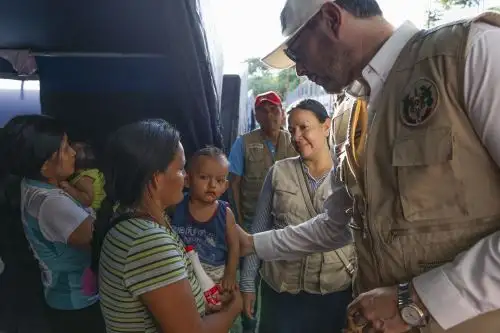 Ministro de Defensa supervisa atención a 374 damnificados por deslizamiento en San Martín