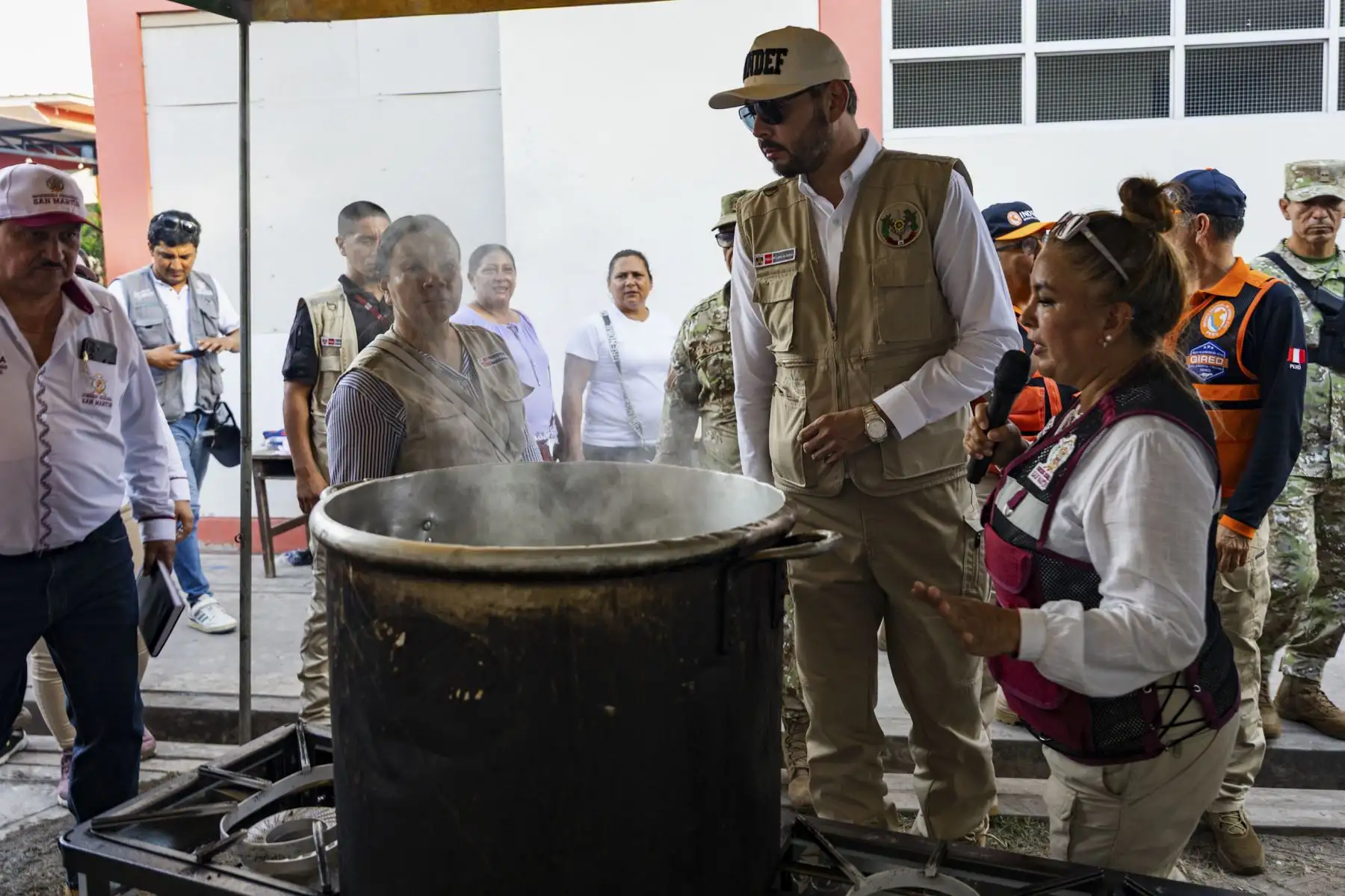 El ministro de Defensa, Javier Flores Carcagno, llegó al distrito de San José de Sisa, en la provincia de El Dorado (San Martín), para supervisar la atención a las familias afectadas por el deslizamiento de tierra ocurrido en el caserío Eladio Tapullima, que dejó 374 damnificados y más de un centenar de viviendas destruidas. Durante su recorrido, el ministro expresó su respaldo a la población afectada y aseguró que el Gobierno continuará desplegando esfuerzos para atender la emergencia. Foto: Mindef