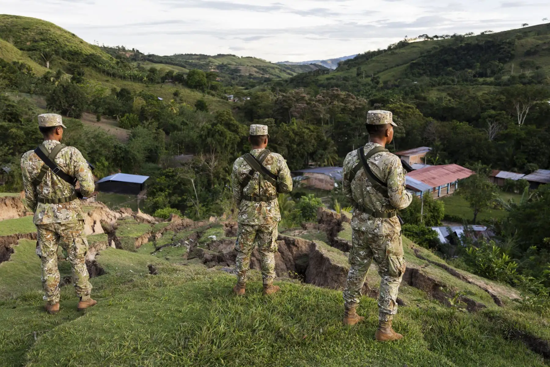 El ministro de Defensa, Javier Flores Carcagno, llegó al distrito de San José de Sisa, en la provincia de El Dorado (San Martín), para supervisar la atención a las familias afectadas por el deslizamiento de tierra ocurrido en el caserío Eladio Tapullima, que dejó 374 damnificados y más de un centenar de viviendas destruidas. Durante su recorrido, el ministro expresó su respaldo a la población afectada y aseguró que el Gobierno continuará desplegando esfuerzos para atender la emergencia. Foto: Mindef