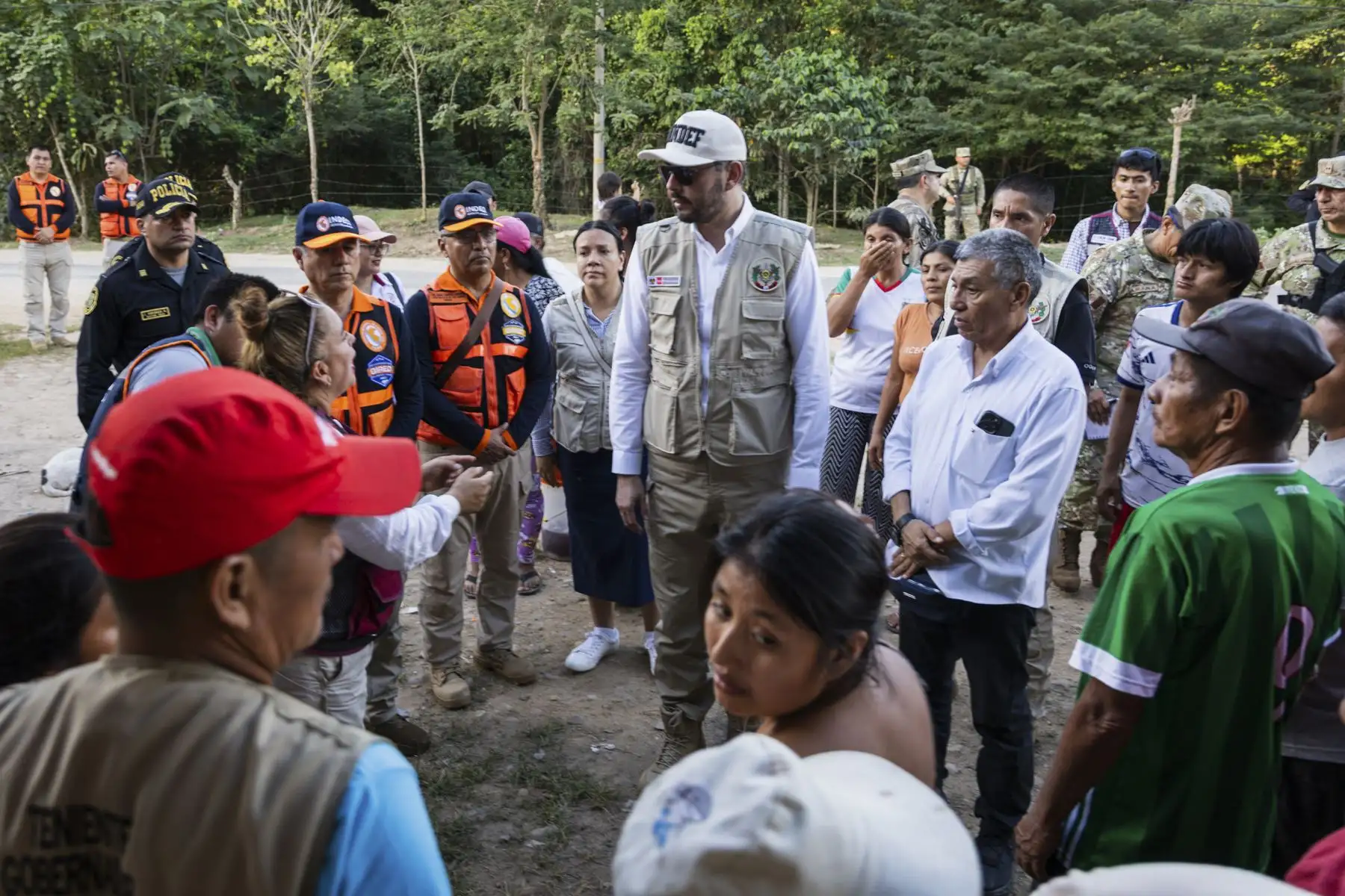 El ministro de Defensa, Javier Flores Carcagno, llegó al distrito de San José de Sisa, en la provincia de El Dorado (San Martín), para supervisar la atención a las familias afectadas por el deslizamiento de tierra ocurrido en el caserío Eladio Tapullima, que dejó 374 damnificados y más de un centenar de viviendas destruidas. Durante su recorrido, el ministro expresó su respaldo a la población afectada y aseguró que el Gobierno continuará desplegando esfuerzos para atender la emergencia. Foto: Mindef