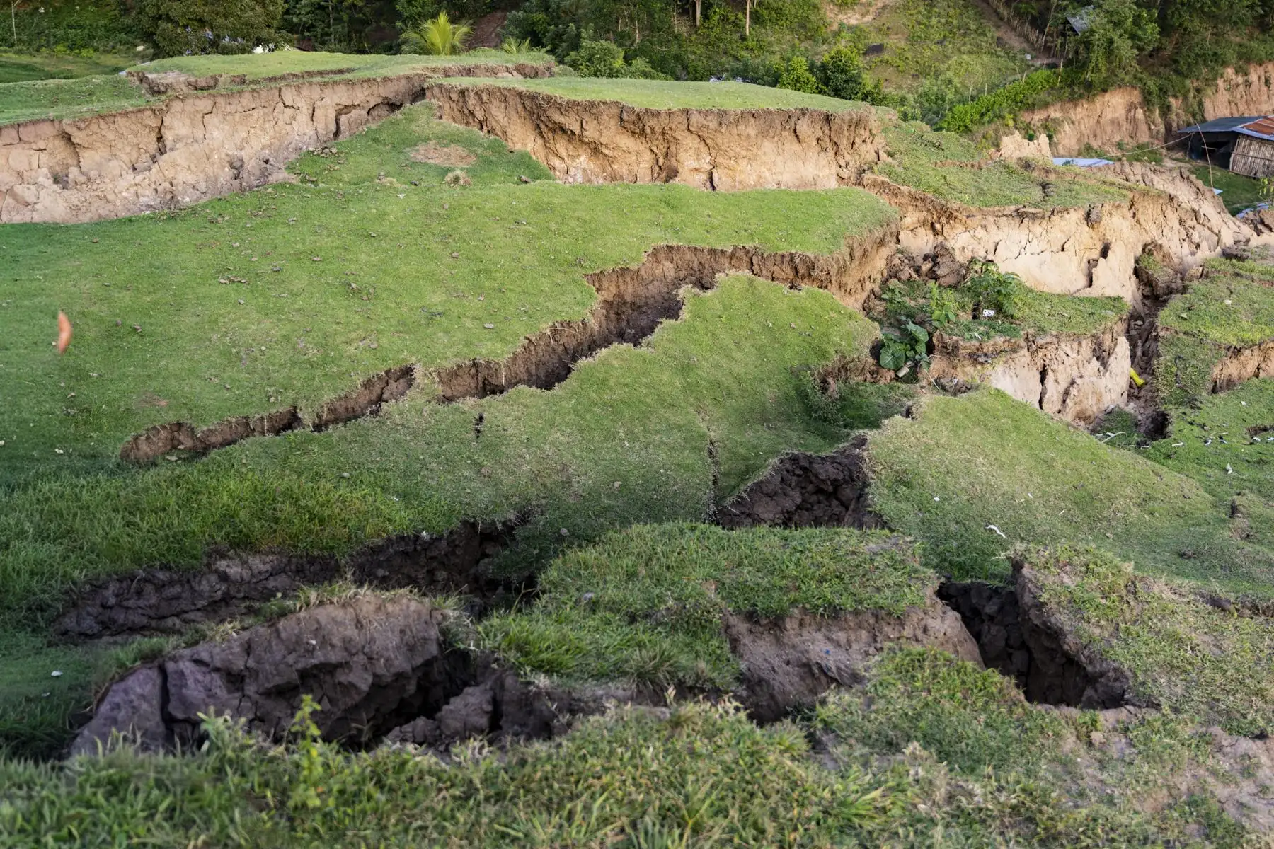 El ministro de Defensa, Javier Flores Carcagno, llegó al distrito de San José de Sisa, en la provincia de El Dorado (San Martín), para supervisar la atención a las familias afectadas por el deslizamiento de tierra ocurrido en el caserío Eladio Tapullima, que dejó 374 damnificados y más de un centenar de viviendas destruidas. Durante su recorrido, el ministro expresó su respaldo a la población afectada y aseguró que el Gobierno continuará desplegando esfuerzos para atender la emergencia. Foto: Mindef